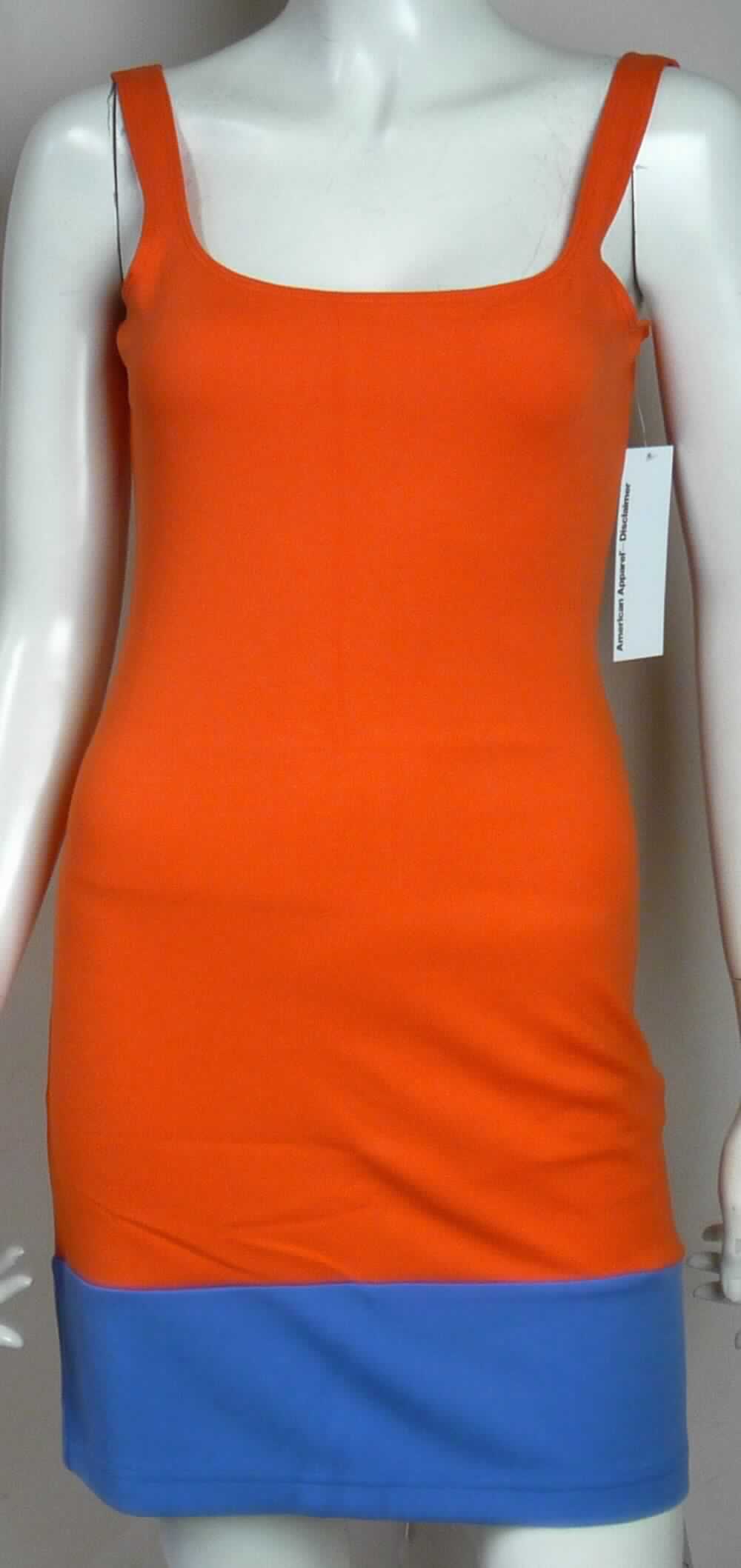 Kleid, sog. Minikleid, Art. RSAPO3272CB, Größe L, Foto siehe Anlage,
- aus ca. 0,8 mm dicken, einfarbigen (orange und hellblau) Gewirken aus laut Antrag 60 % Rayon (künstliche
  Chemiefasern), 35 % Nylon und 5 % Elasthan (beides synthetische Chemiefasern),
- fast bis zum halben Oberschenkel reichend (Rückenlänge: ca. 82 cm),
- mit ca. 2,5 cm breiten Schulterträgern,
- ohne Öffnung und ohne Verschluss,
- am unteren Rand durch Umschlagen und Festnähen gesäumt,
- kann aufgrund der Länge ohne ein weiteres, den Unterkörper bedeckendes Kleidungsstück getragen werden.

"Kleid, aus Gewirken, für Frauen, aus künstlichen Chemiefasern"