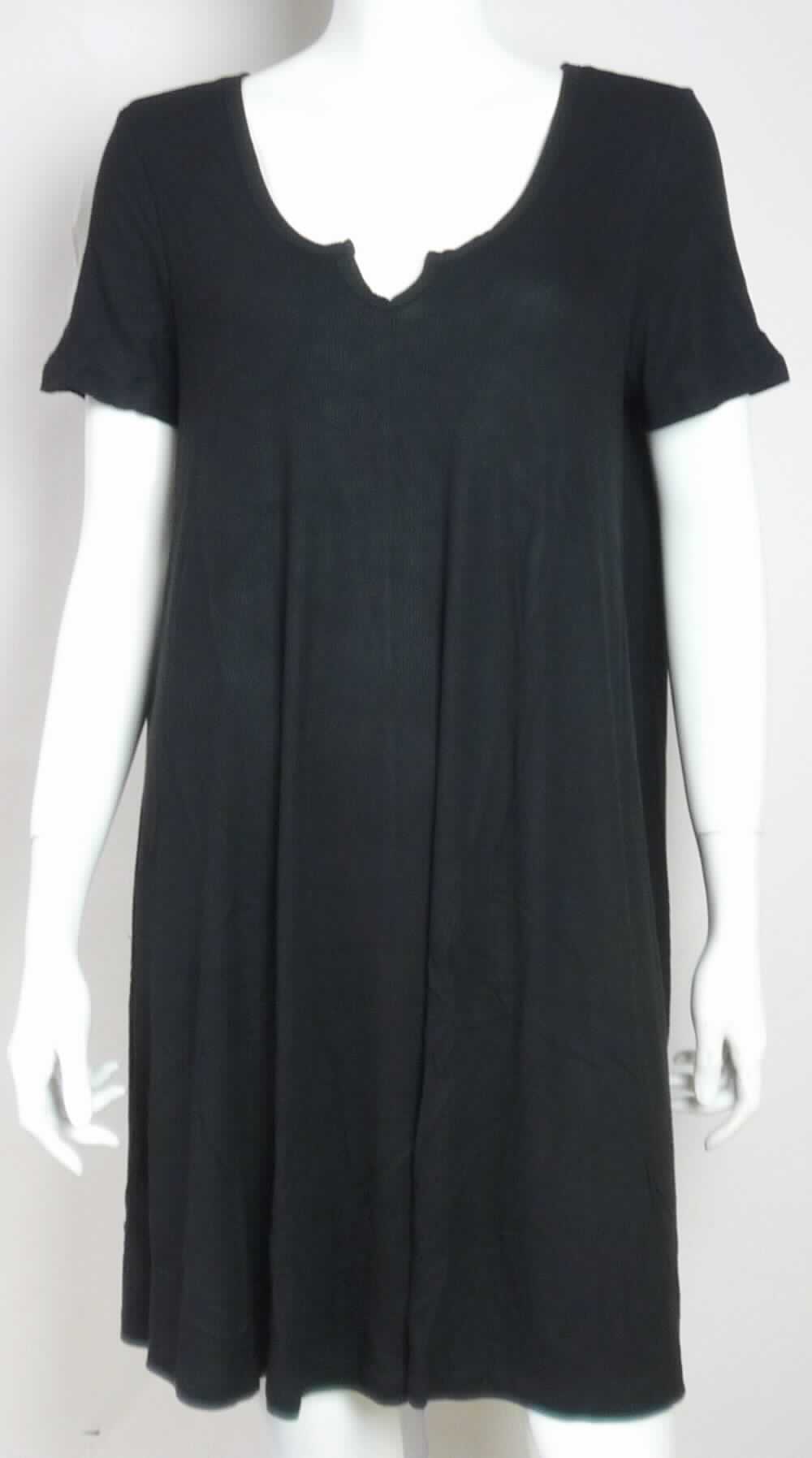 Kleid, sog. Strick Minikleid, Art. RSATW3295, Größe L, Foto siehe Anlage,
- aus ca. 0,6 mm dicken, einfarbigen, gerippt gewirkten Gewirken aus laut Antrag 94 % Rayon (künstliche
  Chemiefasern) und 6 % Elasthan (synthetische Chemiefasern), 
- fast bis zum halben Oberschenkel reichend (Rückenlänge: ca. 85 cm),
- mit einem runden Halsausschnitt, mit V-förmiger Einkerbung, 
- ohne Öffnung und ohne Verschluss,
- mit kurzen Ärmeln
- am unteren Rand durch Umschlagen und Festnähen gesäumt,
- kann aufgrund der Länge ohne ein weiteres, den Unterkörper bedeckendes Kleidungsstück getragen werden.

"Kleid, aus Gewirken, für Frauen, aus künstlichen Chemiefasern"