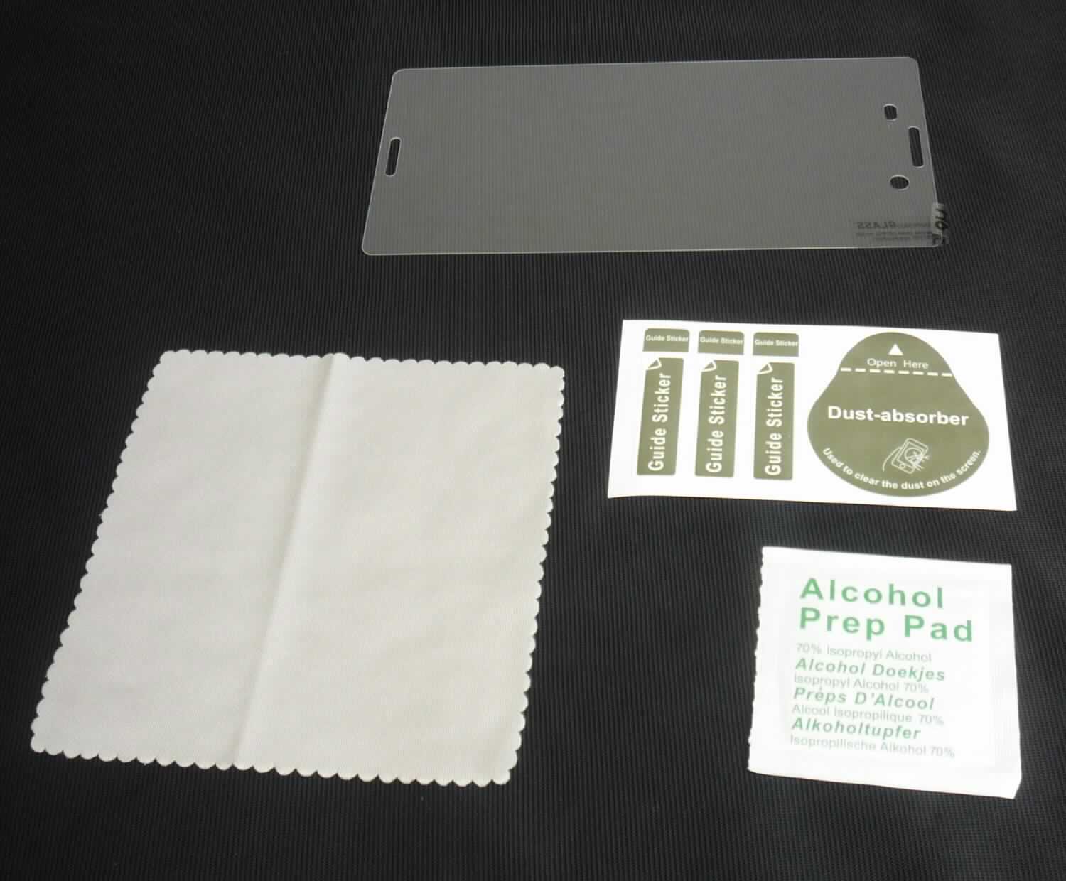Warenzusammenstellung bestehend aus vorgespanntem Einschichten-Sicherheitsglas (Displayschutzglas), 
Reinigungstuch aus Spinnstoffen, einem mit Reinigungsflüssigkeit getränktem Reinigungstuch und Kunststoff- 
klebestreifen zum Entfernen von Staub und als Montagehilfe, sog. Hammerglas, Abbildung siehe Anlage, 
- in Aufmachung für den Einzelverkauf (in einer Kunststoffbox mit bedruckter Pappeeinlage verpackt),
- zur Befriedigung eines speziellen Bedarfs zusammengestellt (Displayschutz eines Mobiltelefons),
- vorgespanntes Einschichten-Sicherheitsglas (Displayschutzglas):
- - selbsthaftendes Displayschutzglas mit abgerundeten Ecken und vier Aussparungen,
- - aus transparentem, vorgespanntem Einschichten-Sicherheitsglas (lt. Antrag tempered glass),
- - einseitig beschichtet,
- - einseitig mit einer abziehbaren Schutzfolie versehen,
- - in den Abmessungen: ca. 14 cm x 6,8 cm (Dicke 0,33 mm), 
- Reinigungstuch aus Spinnstoffen: 
- - aus Gewirken aus Spinnstoffen; mit gezackten Rändern,
- - zum Reinigen des Displays des Mobiltelefons,
- - in den Abmessungen: ca. 10 cm x 10 cm, 
- mit Reinigungsflüssigkeit getränktes Reinigungstuch:
- - u. a. mit Isopropylalkohol getränkt,
- vier Klebestreifen aus Kunststofffolien:
- - zum Entfernen von Staubresten und als Montagehilfe, 
- nach dem Umfang und der Bedeutung in Bezug auf die Verwendung verleiht das vorgespannte Einschichten-
  Sicherheitsglas (Displayschutzglas) der Warenzusammenstellung den wesentlichen Charakter.

"Vorgespanntes Einschichten-Sicherheitsglas, anderes als in den Unterpositionen 7007 1110 bis 7007 1920 
 genannte, anderes als von den TARIC-Codes 7007 1980 11 bis 7007 1980 19 erfasste"