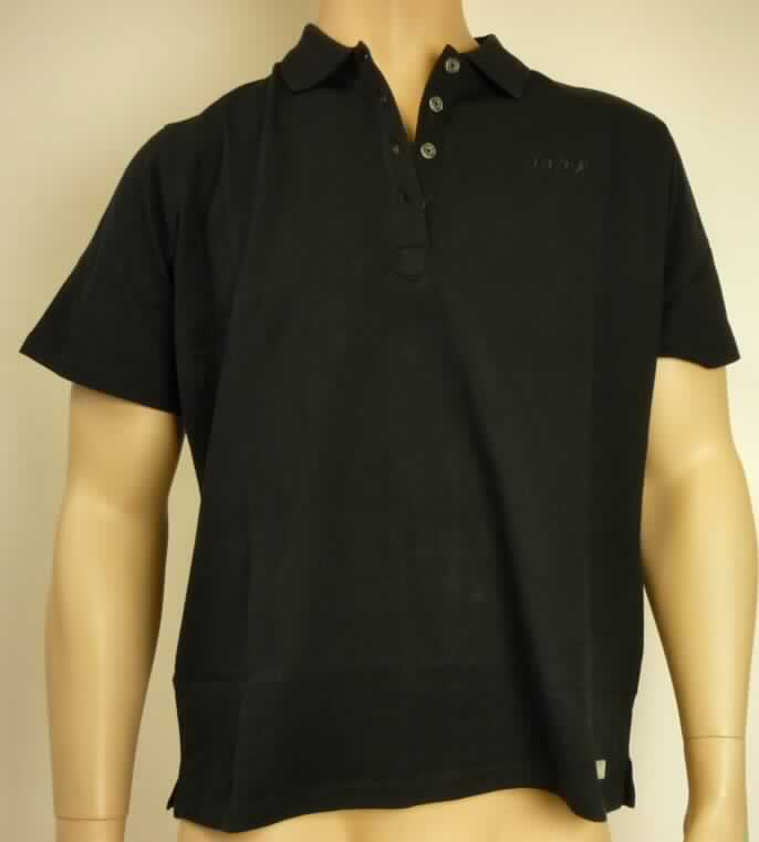 Hemdbluse, sog. Polo-Shirt Paula, Art. Nr. 3188801-XL, Größe XL, Foto siehe Anlage, 
- aus ca. 1 mm dicken, einfarbigen Gewirken aus lt. Antrag 95 % Baumwolle und 5 % Elasthan (synthetische 
  Chemiefasern); mit durchschnittlich mehr als 10 Maschen je linearen Zentimeter in jeder Richtung,
- über die Taille reichend (Rückenlänge: ca. 65 cm),
- mit einem gerippt gewirkten Umlegekragen,
- vorn mit einer nicht durchgehenden Öffnung mit Knopfverschluss von rechts über links (Frauenkleidung),
- mit kurzen Ärmeln,
- den Hemden für Männer entsprechend zugeschnitten,
- am unteren Rand durch Umschlagen und Festnähen gesäumt und mit ca. 4 cm hoch reichenden Seitenschlitzen 
  ausgestattet.

"Hemdbluse, aus Gewirken, für Frauen, aus Baumwolle"