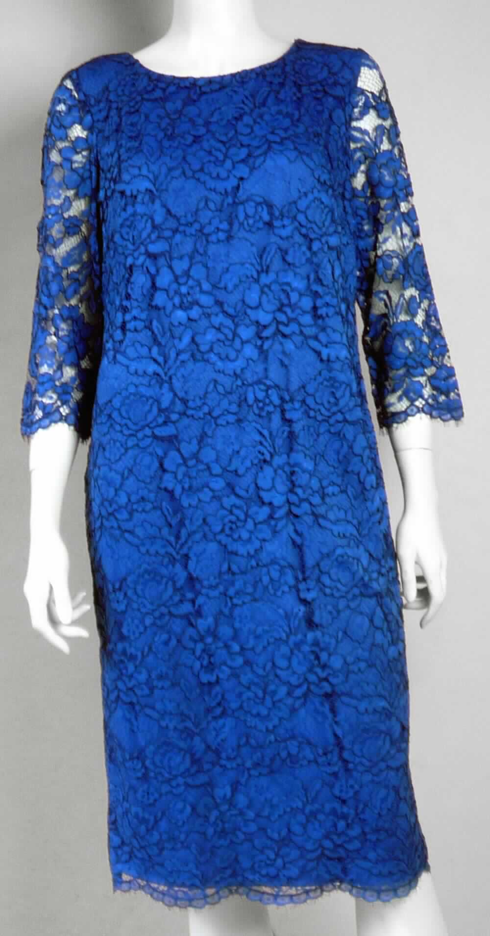 Kleid, sog. Spitzenkleid, Größe 42, Foto siehe Anlage,
- mit Ausnahme der Ärmel doppellagig gearbeitet, mit einer Außenlage aus ca. 1 mm dicken, buntgewirkten, 
  durchbrochen gearbeiteten Gewirken (sog. Raschelspitze) und einer Innenlage aus ca. 0,5 mm dicken, 
  einfarbigen Gewirken; aus laut Antrag 55 % Polyamid (synthetische Chemiefasern), 35 % Baumwolle und 10 % 
  Viskose (künstliche Chemiefasern); beide Lagen sind am Halsausschnitt, an den Armausschnitten sowie in den 
  Reißverschluss- und Seitennähten dauerhaft zusammengenäht,
- bis über die Knie reichend (Rückenlänge: ca. 104 cm), 
- mit einem runden Halsausschnitt, 
- hinten mit einer ca. 54 cm langen Öffnung mit Reißverschluss,
- mit 3/4-langen Ärmeln,
- am unteren Rand ist die äußere Lage abgepasst gewirkt und die innere Lage durch Umschlagen und Festnähen 
  gesäumt,
- kann aufgrund der Länge ohne ein weiteres, den Unterkörper bedeckendes Kleidungsstück getragen werden.

"Kleid, aus Gewirken, für Frauen, aus synthetischen Chemiefasern"