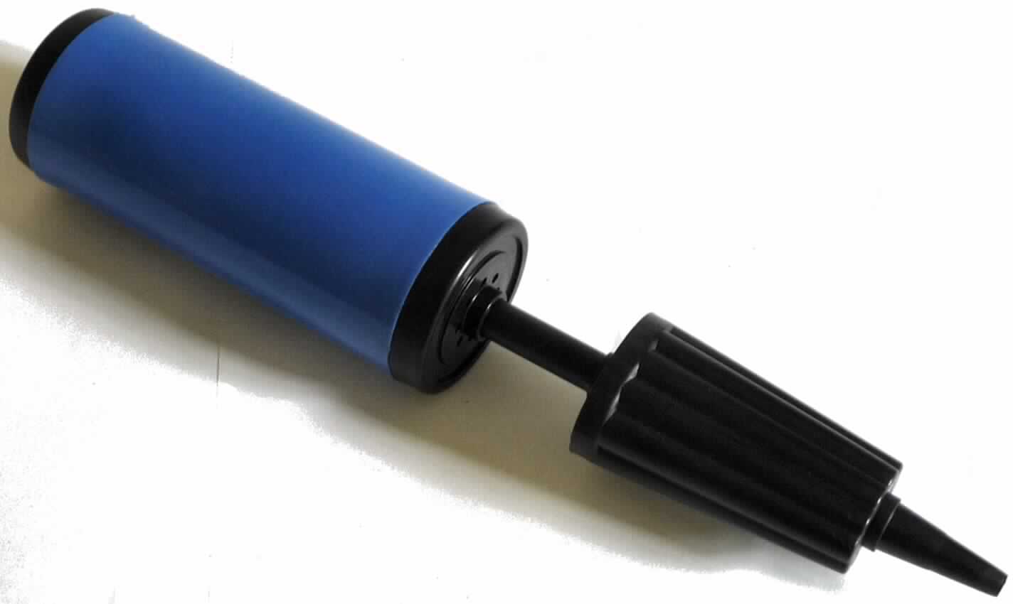 Luftpumpe
- aus einem Pumpenzylinder aus Kunststoff ( Länge ca. 13,5 cm, Durchmesser ca. 5 cm) mit einer im Zylinder 
  geführten Kolbenstange mit Kolben und einem speziell geformten, konisch zulaufendem Endstück mit Handgriff 
  (Abbildung siehe Anlage),
- zum Aufpumpen von Sitzkissen.

"Handbetriebene Luftpumpe, keine Handpumpe für Fahrräder, nicht für zivile Luftfahrzeuge - sog. Luftpumpe"