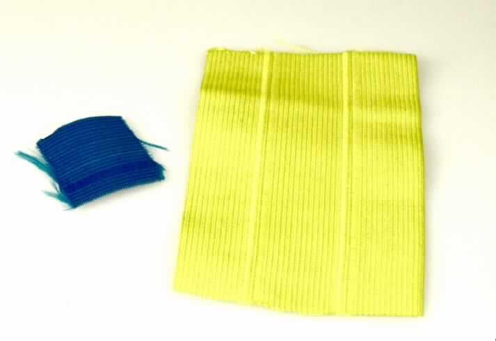 Gewirke, sog. elastisches Material, Foto siehe Anlage,
- wird durch einen Probenabschnitt veranschaulicht, der lt. Antrag hinsichtlich des Materials
  und der Verarbeitung, jedoch nicht nach den Abmessungen, der Einfuhrware entspricht, 
- lt. Antrag als Meterware,
- lt. Antrag mit einer Breite von 10 cm und einer Länge von 50 m; an den Schmalseiten mit
  echter Wirkkante,
- ohne Flor- oder Schlingenoberfläche,
- aus einem Kettengewirke aus lt. Antrag synthetischen Chemiefasern mit einem Anteil an
  Kautschukfäden (Latex) von ca. 26 GHT,
- wird lt. Antrag zur Herstellung von Armbinden verwendet.

"Gewirke mit einer Breite von weniger als 30 cm und mit einem Anteil an Kautschukfäden von mehr
 als 5 GHT, andere als solche der Position 6001"