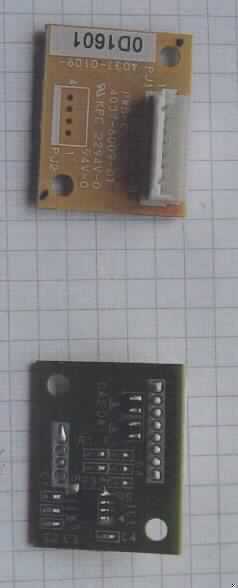 Platine sog. Elektronikchip, im Wesentlichen bestehend aus einer mit integrierten Schaltungen und passiven Bauelementen bestückten, 30 x 25 mm großen, gedruckten Schaltung mit Steckkontakt. Die Platine wird auf der Bildeinheit eines Kopiergerätes installiert und dient insbesondere zum Zurücksetzen der Zählerstände und zur Speicherung der Laufleistung.

Die Ware wird als "Teil, erkennbar hauptsächlich für Maschinen der Position 8443 bestimmt, nicht von den Unterpositionen 8443 9110 bis 8443 9199 erfasst, zusammengesetzte elektronische Schaltung (Baugruppe)" eingereiht.

Anlage: 1 Abbildung
