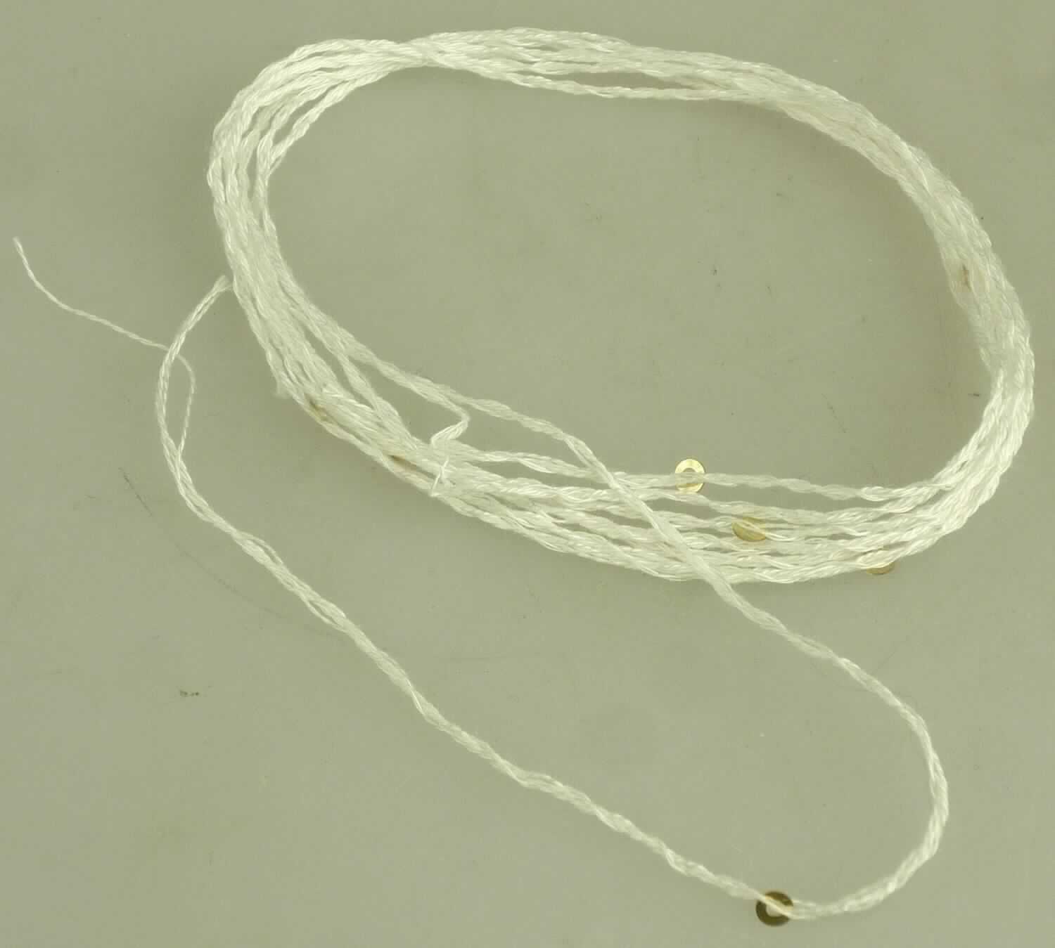 Gimpe, sog. Handstrickgarn "Flora Paillettes", Foto siehe Anlage,
- lt. Antrag als Meterware im Knäuel mit einer Länge von 105 m,
- augenscheinlich mit einer Seele aus Garnen aus Spinnstoffen, die mit einem dünnen Garn aus Spinnstoffen 
  umwickelt sind; alle Spinnstoffe aus lt. Antrag Baumwolle,
- mit eingearbeiteten "Blüten" aus Kunststoff (Pailletten),
- stellt sich aufgrund der besonderen Herstellungsart als mit Pailletten ausgerüstete Gimpe dar.

"Gimpe"