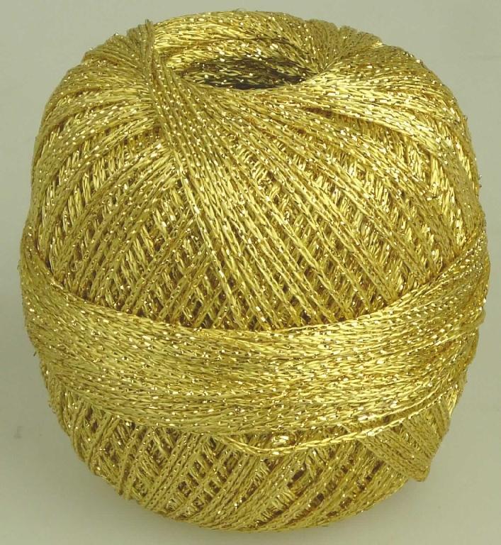 Maschengarn, sog. Handstrickgarn "Glitter", Art. 872, Foto siehe Anlage,
- als Meterware mit einer Länge von laut Antrag 110 m in einem Knäuel aufgemacht,
- mit einer Breite (in flachem Zustand) von ca. 1,5 mm,
- aus laut Antrag Chemiefasern und metallisierten Streifen aus synthetischer Spinnmasse.

"Maschengarn"