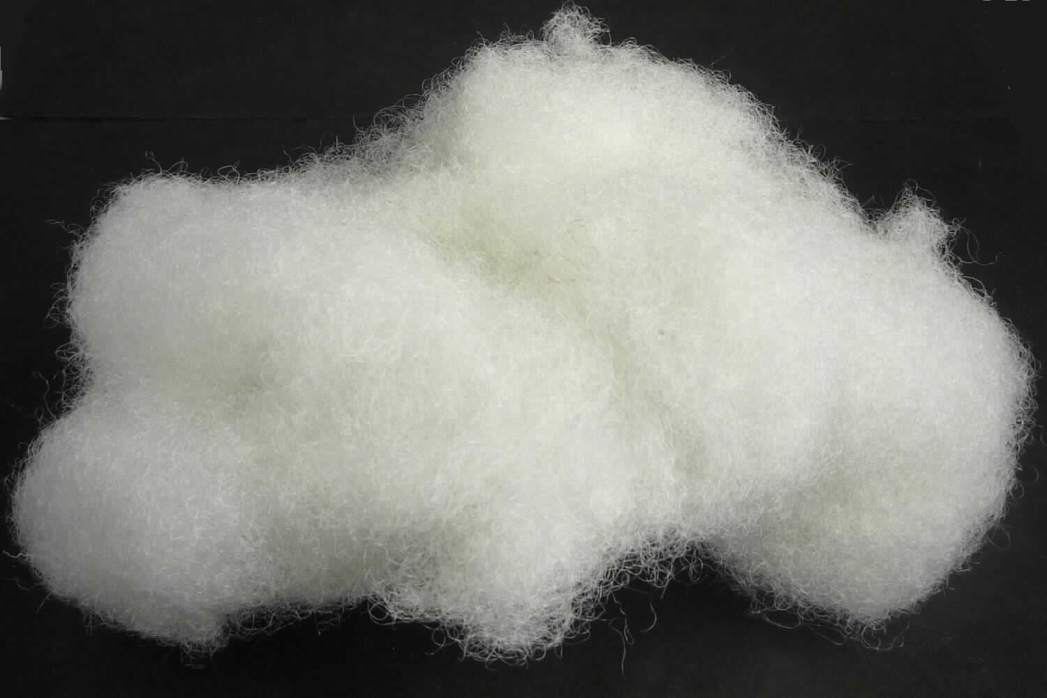 Synthetische Spinnfasern, sog. Füllwatte, Foto siehe Anlage,
- laut Untersuchungsergebnis:
-- auf Länge geschnitten,
-- in Form von Polyester-Hohlfasern,
-- weder gekrempelt (damit keine Watte) noch gekämmt, noch anders für die Spinnerei bearbeitet.

"Synthetische Spinnfasern, weder gekrempelt noch gekämmt noch anders für die Spinnerei 
 bearbeitet, aus Polyester"