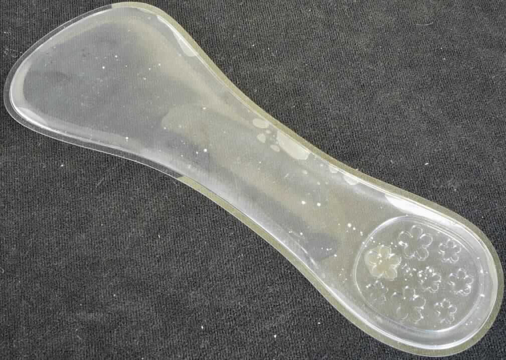 Einlegesohlen (lt. Antrag: "koper - soft-gel Balance", Foto siehe Anlage)
- mit einer Dicke von maximal ca. 3 mm,
- aus klarsichtigem, elastischem Kunststoff (lt. Antrag: Silikon),
- zum Einlegen in Schuhe bestimmt,
- herausnehmbar,
- nicht maßgerecht gefertigt,
- nicht handgearbeitet,
- einfache Vorrichtung zum Vermindern des Drucks, jedoch keine spezielle Einlegesohle im 
  Sinne der Position 9021,
- für den Einzelverkauf paarweise in einer klarsichtigen Kunststoffverpackung aufgemacht

"Einlegesohlen, nicht handgearbeitet"