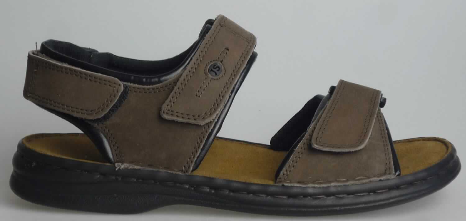 Freizeitsandalen (lt. Antrag: "Herrenschuh Art.: 10104-11341, Modell Rafe", Foto siehe Anlage)
- mit Laufsohlen aus (lt. Antrag) Kunststoff,
- mit zehenfreiem Oberteil (nicht geschlossenes Blatt; nicht mit der Sohle durch Zapfen 
  zusammengesteckt) aus Kunststoff (Spinnstoff mit einer mit bloßem Auge wahrnehmbaren 
  Außenschicht aus Kunststoff; den größten Teil der Außenfläche bildend) und Leder,
- auf das Oberteil sind großflächig Stücke aus Leder als Verstärkungsteile aufgesetzt,
- mit Klettverschluss,
- nicht den Knöchel bedeckend,
- ohne Metallschutz in der Vorderkappe,
- mit einer größten Höhe des Absatzes und der Sohle von mehr als 3 cm

"Schuhe mit Laufsohlen und Oberteil aus Kunststoff, andere als in Position 6401 und in den
 Unterpositionen 6402 1210 bis 6402 9910 genannt, mit nicht geschlossenem Blatt, mit Absatz
 und Sohle mit einer größten Höhe von mehr als 3 cm"
