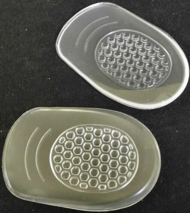 Herausnehmbares Zubehör für Schuhe (lt. Antrag: "koper - 3D Gel Fersenkissen", Foto siehe Anlage)
- in Form eines keilförmigen, elastischen Erzeugnisses aus Kunststoff (lt. Antrag: Silikon),
- zum Einsetzen in den Fersenbereich von Schuhen,
- herausnehmbar,
- nicht maßgerecht gefertigt,
- nicht handgearbeitet,
- einfache Vorrichtung zum Vermindern des Drucks im Fersenbereich, jedoch keine 
  orthopädische Vorrichtung im Sinne der Position 9021,
- für den Einzelverkauf paarweise in einer klarsichtigen Kunststoffverpackung aufgemacht

"Herausnehmbare Waren/Zubehör für Schuhe (Fersenpolster), nicht handgearbeitet"