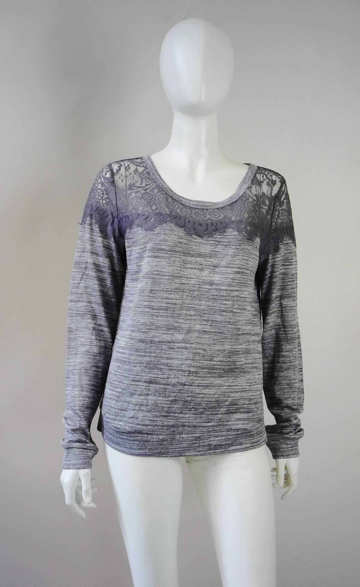 Bluse, Art. D1637N01265AZP // 15-0246, Größe M, Foto siehe Anlage,
- aus ca. 0,9 mm dicken (leichten), buntgewirkten Gewirken (melierte Garne) und im oberen Bereich aus 
  ca. 0,5 mm dicken (leichten), einfarbigen, musterbildend durchbrochen gearbeiteten Gewirken 
  (sog. Raschelspitze); beide Flächenerzeugnisse aus laut Antrag 65 % Polyester (synthetische Chemiefasern) und 
  35 % Baumwolle sowie mit durchschnittlich mindestens 10 Maschen in einer Richtung je linearen Zentimeter,
- über die Taille reichend (Rückenlänge: ca. 60 cm), 
- mit einem runden Halsausschnitt,
- hinten mit einer kurzen Öffnung mit Reißverschluss, 
- ohne Hinweise auf den Trägerkreis (unisex),
- mit langen Ärmeln; an den Ärmelenden mit angesetzten, verengenden Bündchen,
- am unteren Rand mit einem angesetzten, nicht verengenden Bund.

"Bluse, aus Gewirken, für Frauen, aus Chemiefasern"