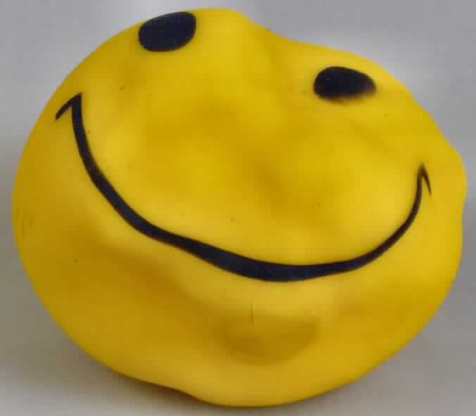 Es handelt sich um einen im Durchmesser ca. 6 cm großen, gelben sog. Anti-Stress-Ball. 
Er besteht aus einer dehnbaren Außenschicht sowie einer knautschbaren Füllung und ist mit einem Smiley-Gesicht bedruckt. Er dient aufgrund seiner Beschaffenheit dem Kneten in der Hand. 

Der Ball ist in einem Netzbeutel mit Pappaufhänger für den Einzelverkauf aufgemacht und mit weiteren gleichartigen Bällen in einem Display verpackt.

Er ist als "anderer als zuvor von der Position 9506 erfasster Ausrüstungsgegenstand für die allgemeine körperliche Ertüchtigung bzw. für Freiluftspiele, in Form eines nicht aufblasbaren Balles" einzureihen.