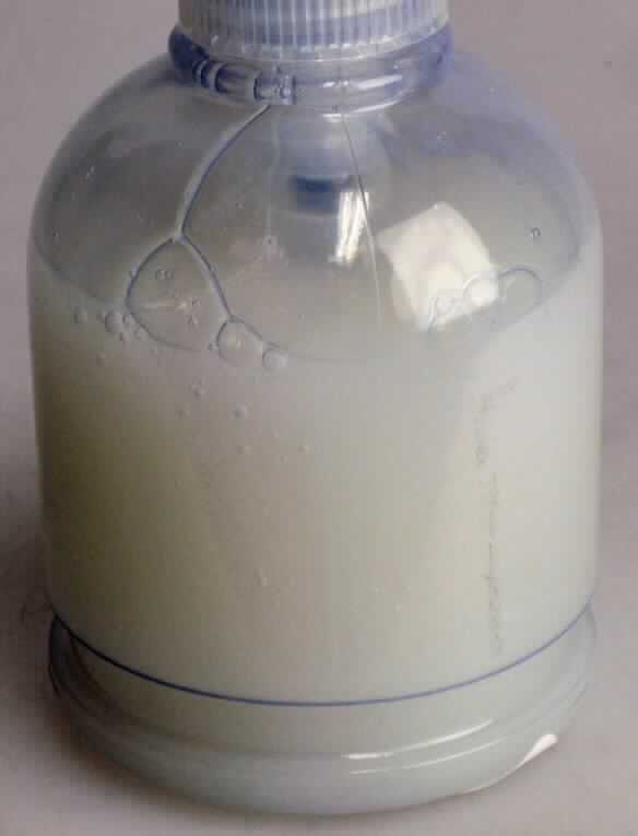 Angaben: 
Desinfizierende Handseife, 300ml-Gebinde; vernichtet 99,9% der Bakterien und Keime, in den Sorten

- pflegend - Baumwollmilch und Kamille; Inhaltsstoffe: Aqua to 100%, Sodium Laureth Sulfate (6%), Sodium Chloride (2,5%), Triclosan (0,5%), Phenoxyethanol (0,5%), Parfum (0,2%), Propylene Glycol (0,2%), Tetrasodium EDTA (0,15%), Glycerin (0,1%), Styrene Acrylates Copolymer (0,1%), Xantan Gum (0,1%), Citric Acid (0,1%), Diazolidinyl Urea (0,1%), Methyl Isothiazolinone (0,1%), Methyl Chloro Isothiazolinone (0,1%),  Benzoic Acid (0,1%), Gossypium Oil (0,1%), Sine Adipe Lac (0,1%), Chamomilla Tecutia Flower Extract (0,1%), Dehydroacetic Acid (0,1%), Ethylhexylglycerin (0,1%)

- beruhigend - mit Lavendelöl und Traubenextrakt; Inhaltsstoffe: Aqua to 100%, Sodium Laureth Sulfate (6%), Sodium Chloride (2,6%), Triclosan (0,5%), Phenoxyethanol (0,5%), Propylene Glycol (0,2%), Parfum (0,15%), Tetrasodium EDTA (0,15%), Glycerin (0,1%), Lavandula Angustifolia Flower Extract (0,1%), Vitis Vinifera Leaf Extract (0,1%), Citric Acid (0,1%), Diazolidinyl Urea (0,1%), Methyl Isothiazolinone (0,1%), Benzoic Acid (0,1%), Methyl Chloro Isothiazolinone (0,1%), Dehydroacetic Acid (0,1%), Ethylhexylglycerin (0,1%)

- hydratisierend - mit Aloe Vera und Milchprotein; Inhaltsstoffe: Aqua to 100%, Sodium Laureth Sulfate (6%), Sodium Chloride (2,6%), Triclosan (0,5%), Phenoxyethanol (0,5%), Propylene Glycol (0,2%), Parfum (0,15%), Tetrasodium EDTA (0,15%), Styrene Acrylates Copolymer (0,1%), Glycerin (0,1%), Citric Acid (0,1%), Aloe Barbadensis Leaf Juice (0,1%), Lactis Protein (0,1%), Diazolidinyl Urea (0,1%), Methyl Isothiazolinone (0,1%), Benzoic Acid (0,1%), Methyl Chloro Isothiazolinone (0,1%), Dehydroacetic Acid (0,1%), Ethylhexylglycerin (0,1%)

geliefert in glasklaren PET-Flaschen mit farbigem Pumpspender in Einzelverkaufsaufmachung

Warenbeschaffenheit (vorgelegt wurde ein Muster):
glasklare Kunststoffflasche mit Pumpspender, Inhalt: viskose, milchige, schäumende Lotion mit fruchtigem Geruch; Etikett in flämischer und französischer Sprache, Aufdruck: u.a Nourishing, Savon liquide anti-bactérien, Extrait de camomille et lait de coton


Befund: 
organische grenzflächenaktive Zubereitung zum Waschen der Haut, in Form einer Flüssigkeit oder Creme, in Aufmachung für den Einzelverkauf, auch ohne Gehalt an Seife