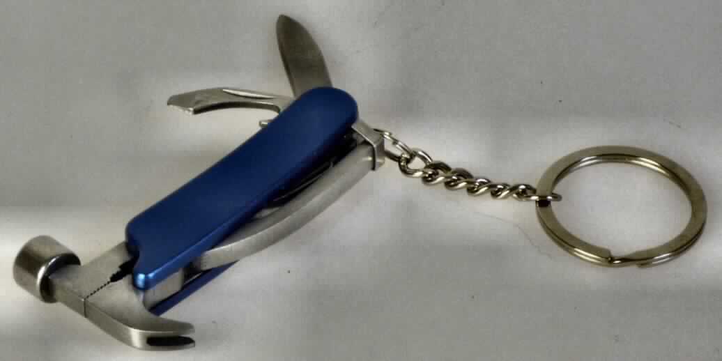 "Schlüsselanhänger"; es handelt sich um ein vollständig aus Stahl gefertigtes Erzeugnis, bestehend aus einem  Hammer (charakterbestimmend) mit ebener kreisförmiger Schlagfläche, mit einem gegenüber dem Hammerkopf angebrachten Nagelzieher, mit gemeinsamer Griffschale, in die unlösbar zwei heraus schwenkbare Handwerkzeuge (Messer und Flaschenöffner) sowie ein Zangengriff eingesetzt sind. Der Hammerkopf und der Nagelzieher sind mittig zu einer Kombinationszange ausgearbeitet.
An einer Öse ist eine Kette mit Schlüsselring angebracht.
Die Erzeugnisse sind in einem Kunststoffbeutel und Pappkarton verpackt.
Länge des Erzeugnisses (ohne Kette und Schlüsselring) ca. 13 cm.

Abbildung siehe Anlage.

Derartige Erzeugnisse gehören als "Handwerkzeuge (Hämmer), anderweit weder genannt noch inbegriffen" zur Codenummer 8205 2000 00 0 des Elektronischen Zolltarifs (EZT).