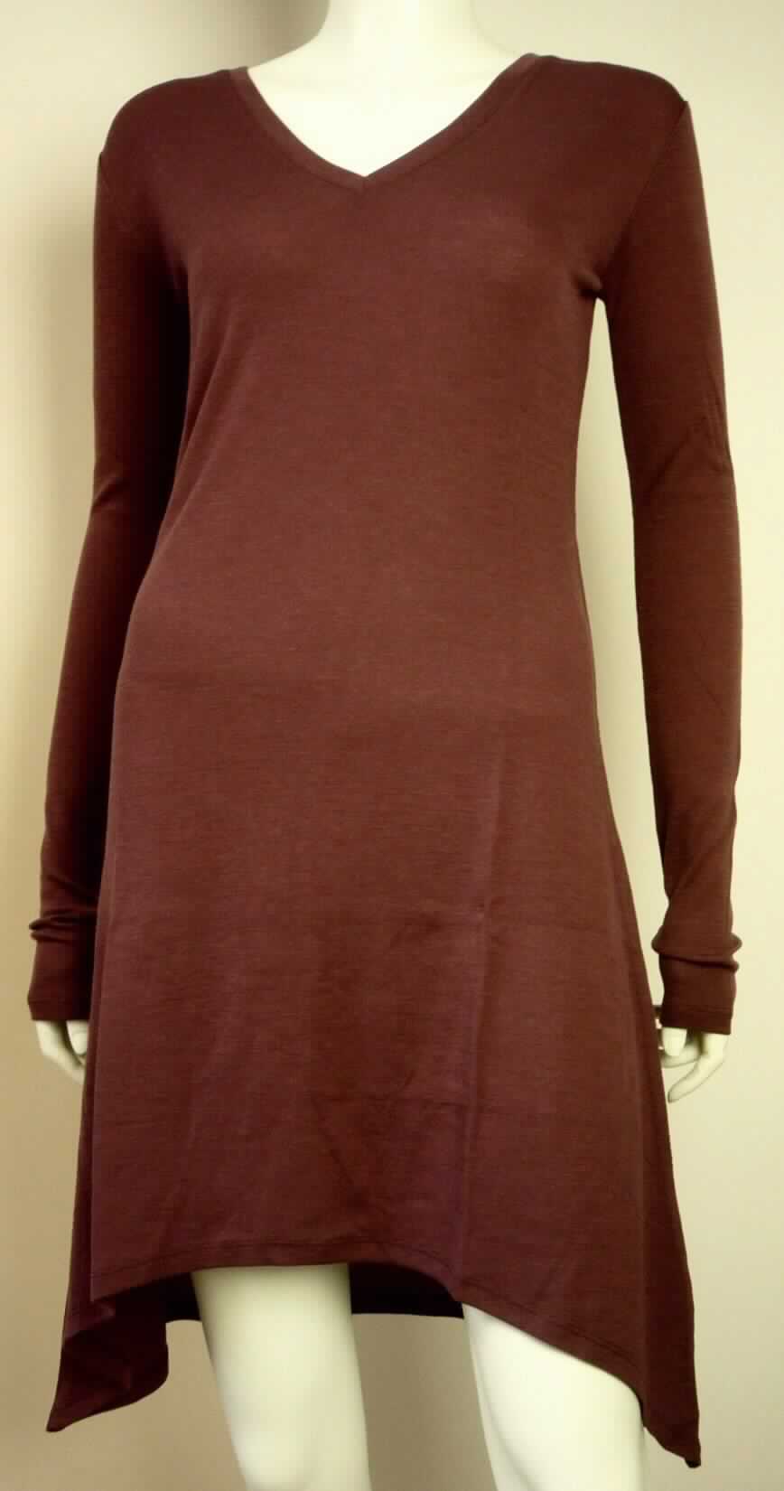 Kleid, Damentunika Merrujig L/S Tunic, W03083, Foto siehe Anlage,
- aus 0,8 mm dicken, buntgewirkten Gewirken (melierte Garne) aus laut Antrag 100% Merinowolle,
- den halben Oberschenkel bedeckend (Rückenlänge in getragenem Zustand: 86 cm), vorn etwa 9 cm kürzer 
  gearbeitet; kann aufgrund der Länge ohne ein weiteres, den Unterkörper bedeckendes Kleidungsstück 
  (Rock oder Hose) getragen werden,
- mit einem V-förmigen Halsausschnitt,
- ohne Öffnung und ohne Verschluss,
- mit langen, schmalen Ärmeln,
- an den Ärmelenden und am unteren, vorn abgerundeten Rand durch Umschlagen und Festnähen gesäumt.

"Kleid aus Gewirken, für Frauen, aus Wolle"