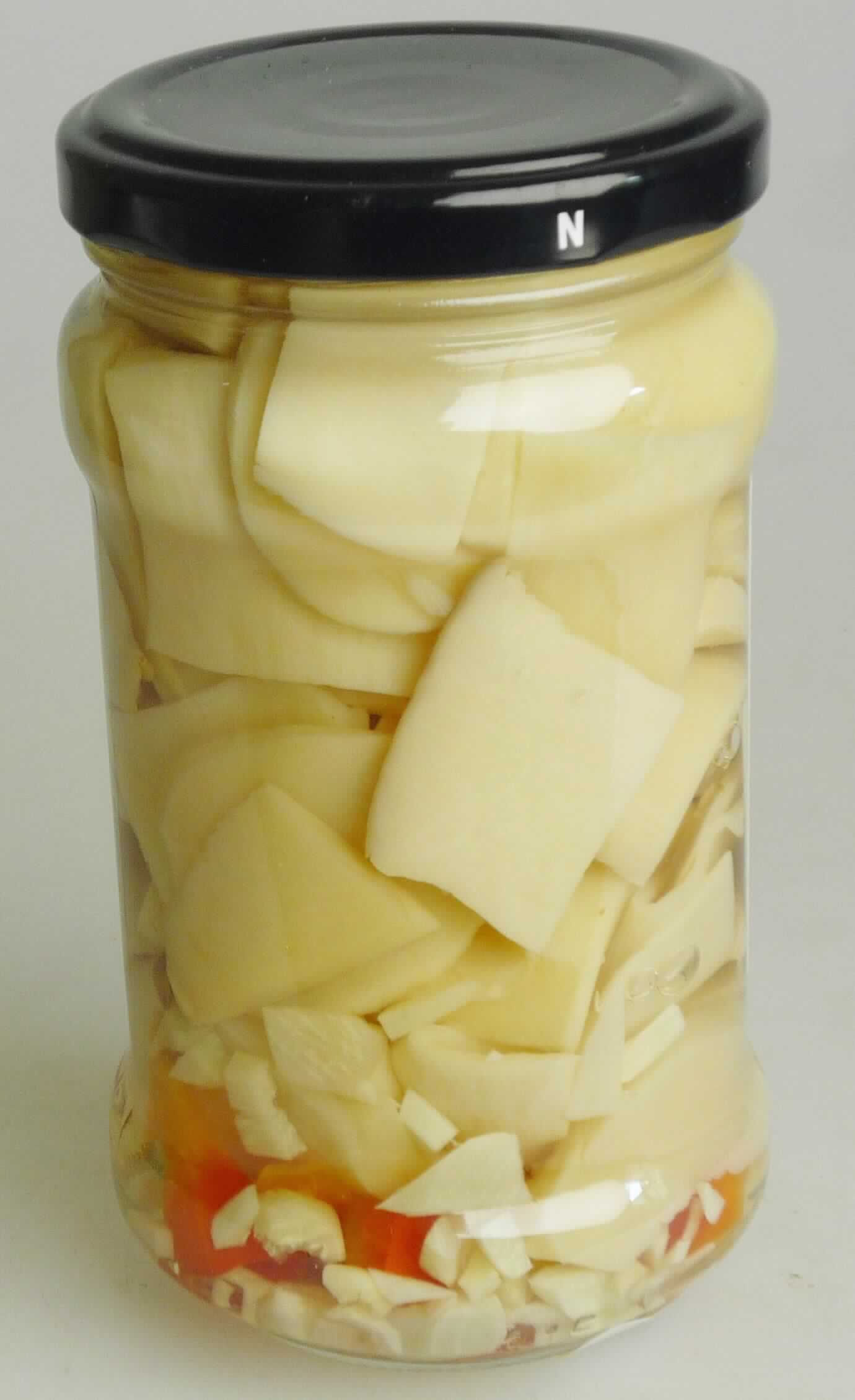 Pilze, mit Essig oder Essigsäure zubereitet.

Antragsangaben (als zutreffend unterstellt): Marinierte Kräuterseitlinge; Sorte: Knoblauch-Geschmack. Zutaten: 60 % Kräuterseitlinge (Pleurotus eryngii), 27 % Wasser, 5 % Zucker, 3,5 % Paprika, 1,5 % Salz, 1,5 % Knoblauch, 1 % Reisessig, 0,5 % Essigsäure, 0,01 % Zitronensäure, 0,01 % Ascorbinsäure. Verpackung: Gläser à 314 ml.

Beschaffenheit des vorgelegten Warenmusters: in Scheiben geschnittene, unmittelbar genießbare, beigefarbene Pilze, eingelegt in einer klaren Lake, die zudem geschnittene Paprika, Knoblauchstückchen und grüne Kräuterbestandteile enthält. Aufmachung: Schraubdeckelglas. Geruch: säuerlich, nach Knoblauch. Geschmack: süßlich, säuerlich. Gehalt an freier flüchtiger Säure (gemäß Angabe): 0,5 GHT oder mehr.

Gemüse, Früchte, Nüsse und andere genießbare Pflanzenteile, mit Essig oder Essigsäure zubereitet oder haltbar gemacht, andere, Pilze, mit Zusatz von Zucker.