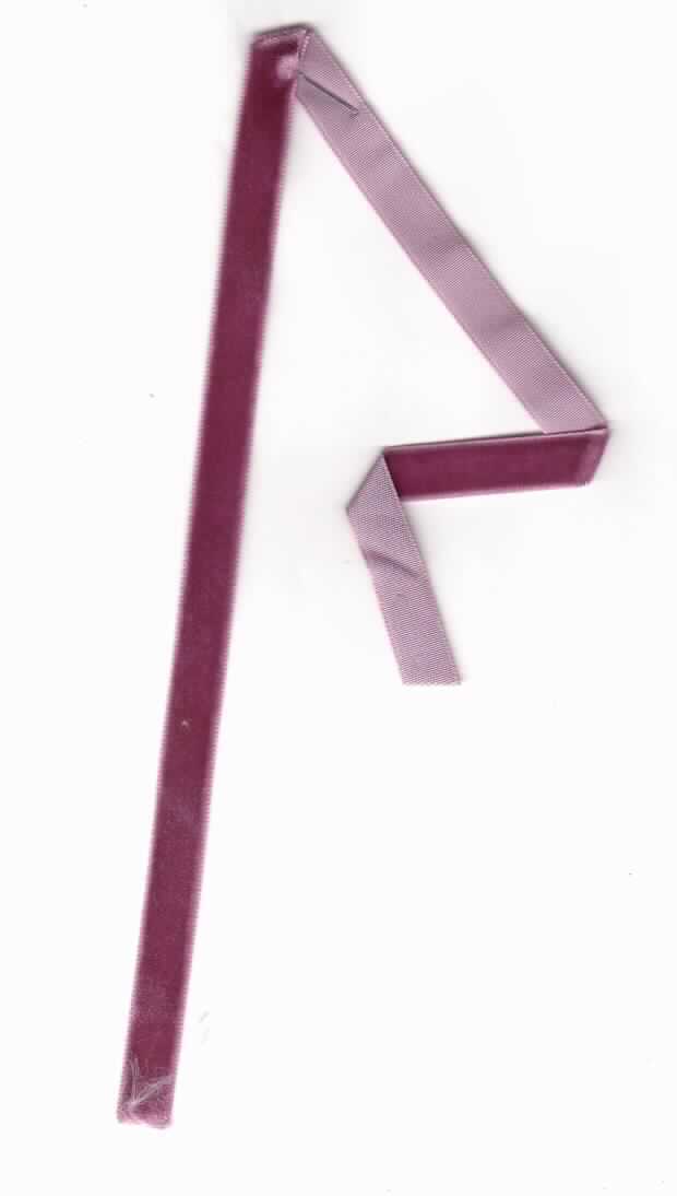 Band, sog. Geschenkband aus Samt, Foto siehe Anlage,
- laut Antrag als Meterware auf Rollen,
- mit einer Breite von etwa 1 cm,
- aus Samtgeweben mit Flor,
- aus laut Antrag 100 % Nylon (synthetische Chemiefasern),
- mit echten Webkanten.

"Band, keine Ware der Position 5807, aus Samt, aus synthetischen Chemiefasern"