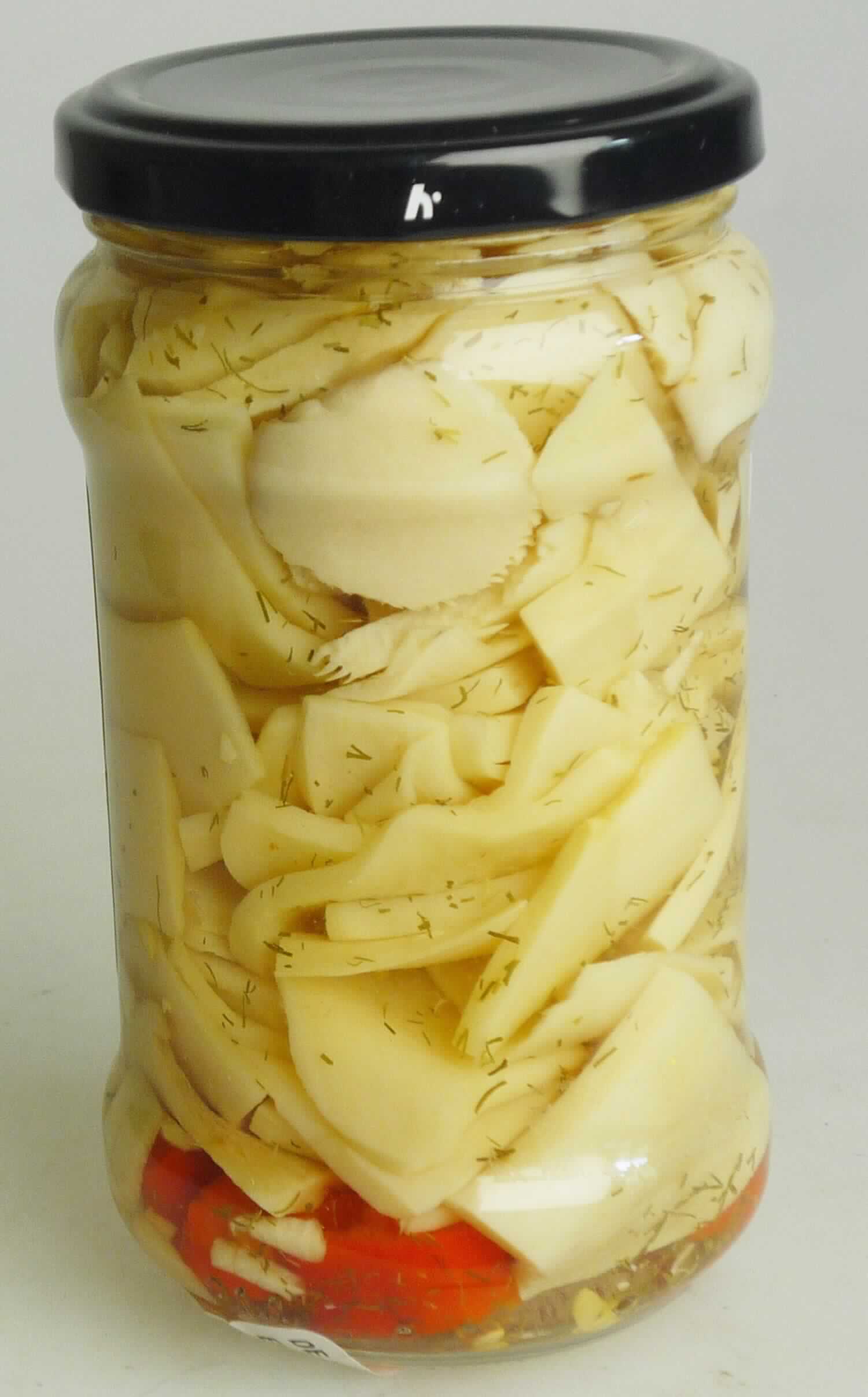 Pilze, mit Essig oder Essigsäure zubereitet.

Antragsangaben (als zutreffend unterstellt): Marinierte Kräuterseitlinge; Sorte: Chili Knoblauch-Geschmack. Zutaten: 60 % Kräuterseitlinge (Pleurotus eryngii), 25 % Wasser, 5 % Zucker, 4,5 % roter Chili, 1,5 % Salz, 1,5 % Knoblauch, 1 % Koriander, 1 % Reisessig, 0,5 % Essigsäure, 0,01 % Zitronensäure, 0,01 % Ascorbinsäure. Verpackung: Gläser à 314 ml.

Beschaffenheit des vorgelegten Warenmusters: in Scheiben geschnittene, unmittelbar genießbare, beigefarbene Pilze in einer klaren, Chili-und Knoblauchstückchen enthaltenden Lake. Aufmachung: Schraubdeckelglas. Geruch: säuerlich, nach Knoblauch. Geschmack: süßlich, säuerlich, pikant. Gehalt an freier flüchtiger Säure (gemäß Angabe): 0,5 GHT oder mehr.

Gemüse, Früchte, Nüsse und andere genießbare Pflanzenteile, mit Essig oder Essigsäure zubereitet oder haltbar gemacht, andere, Pilze, mit Zusatz von Zucker.