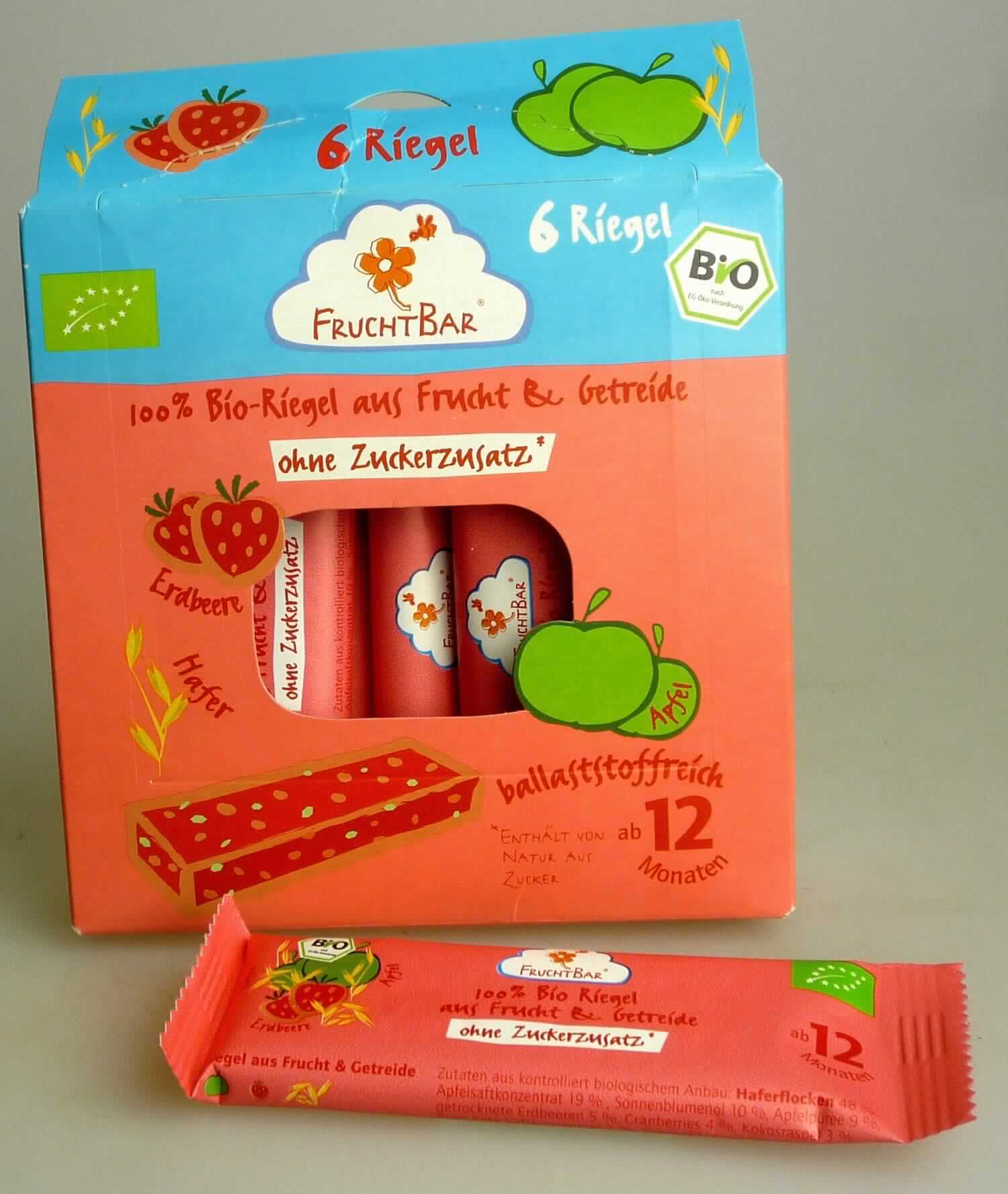 Getreideriegel

Antragsangaben:
RE03999 - Jufico Fruchtbar Apfel + Erdbeere
(Bio-Riegel aus Frucht & Getreide)

Beschaffenheit des vorliegenden Warenmusters:
Bunt bedruckter Faltkarton; der Aufdruck enthält Angaben zum Erzeugnis (Riegel aus Frucht und Getreide; 
6 x 23 g) und zu den Zutaten (siehe Feld 8); darin 6 bunt bedruckte Schlauchfolienbeutel mit jeweils einem 
rötlich-braunen, weichen, brüchigen Riegel (ca. 8,5 cm x 3 cm x 1 cm) aus einer Haferflocken und rotbraune 
Fruchtstücke enthaltenden, gepressten Masse; Geschmack nach ungerösteten Haferflocken, fruchtig nach 
Erdbeeren, leicht süß.

Kakao: nach der Zutatenliste nicht enthalten

Getreide (ausgenommen Mais) in Form von Flocken, anderweit weder genannt noch inbegriffen, Riegel 
aus ungerösteten Getreideflocken, kein Müsli, nicht auf der Grundlage von Mais und Reis.