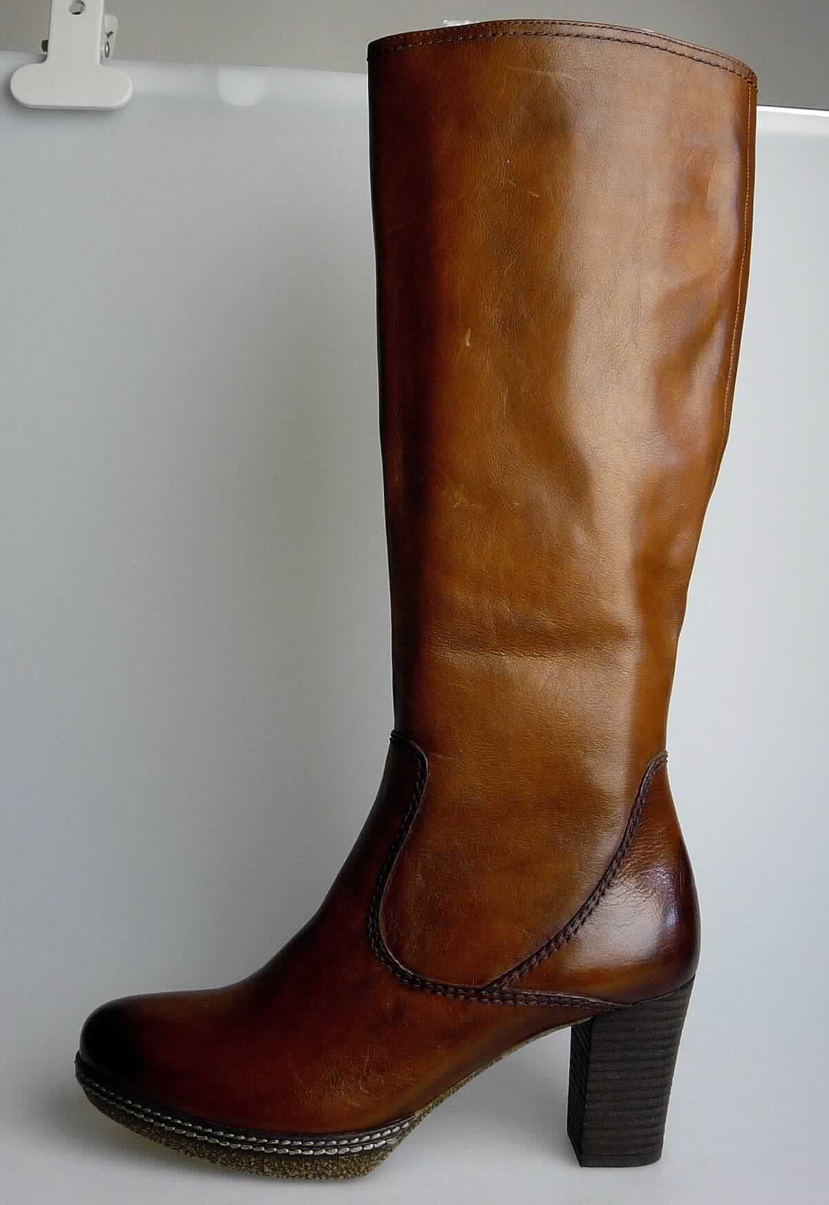 Freizeitstiefel (lt. Antrag: "Freizeitstiefel für Damen", Foto siehe Anlage)
- mit Laufsohlen aus (lt. Antrag) Kautschuk; ohne Hauptsohle aus Holz,
- mit Oberteil aus Leder,
- seitlich mit Reißverschluss,
- ohne Metallschutz in der Vorderkappe,
- den Knöchel und die Wade bedeckend (über die dickste Stelle der Wade hinausreichend; 
  Schafthöhe: ca. 37 cm bei Schuhgröße 37),
- mit einer Länge der Innensohle von 24 cm oder mehr,
- für Frauen (u. a. schlanker Schnitt und hoher Absatz)

"Schuhe mit Laufsohlen aus Kautschuk und Oberteil aus Leder, andere als in den UPos.
 6403 1200 bis 6403 9191 genannt, für Frauen"