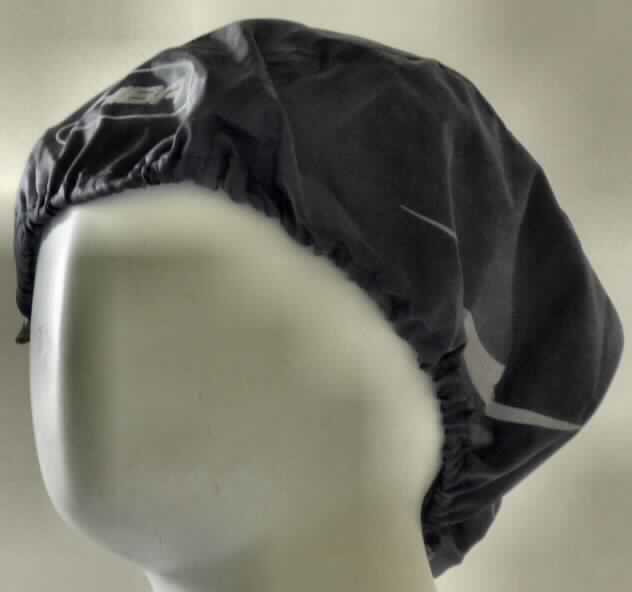 Bezug für Kopfbedeckungen, sog. Helm-Überzieher, Art. 31409, Foto siehe Anlage,
- mützenartiger Bezug aus Spinnstoffgeweben,
- mit reflektierenden Aufdrucken versehen,
- von längsovaler Form in den Abmessungen (flachliegend): ca. 32 cm x 35 cm,
- am Rand gesäumt und mit einer eingezogenen, elastischen Zugkordel 
  mit Kordelstopper aus Kunststoff zur Fixierung auf dem Fahrradhelm ausgestattet.

"Bezug für Kopfbedeckungen"