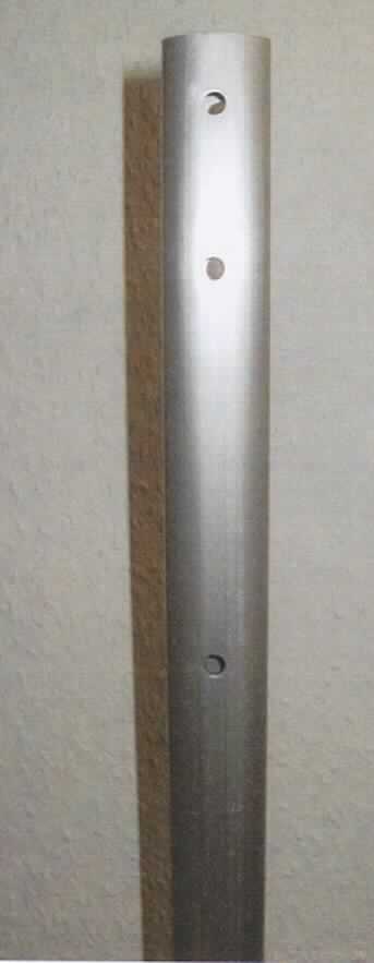 Rohr aus Aluminium, sog. Ovalrohr aus Aluminium, Artikel SK250-01-E11-150,
Foto siehe Anlage, bestehend aus:
- einem stranggepressten, 1500 mm langen Hohlerzeugnis aus Aluminiumlegierungen,
- mit einem über die gesamte Länge gleichbleibendem Querschnitt in Form eines Ovals,
- mit sieben Bohrungen zur Befestigung verschiedener Bauteile einer Stapelkarre,
- erfüllt aufgrund der objektiven Beschaffenheitsmerkmale die Kriterien zur Einreihung als Rohr, 
- kein erkennbares Teil eines Beförderungsmittels der Position 8716.

"Rohr aus Aluminiumlegierungen (Ovalrohr für Stapelkarren), nur stranggepresst"