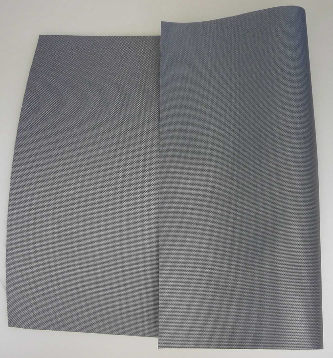 Gewebe, sog. Gewebe mit Polyester überzogen, Art. Nr. R2411, Foto siehe Anlage,
- laut Antrag als Meterware auf Rollen, mit einer Breite von mehr als 30 cm,
- laut Untersuchungsergebnis:
-- aus ungezwirnten, nicht hochfesten Garnen aus texturierten, synthetischen Filamenten (laut Antrag: Polyester),
-- gefärbt,
-- in Leinwandbindung,
-- einseitig dünn mit Kunststoff bestrichen, das Bestreichen mit Kunststoff ist jedoch mit dem bloßen Auge nicht 
   wahrnehmbar (somit keine Ware der Position 5903).

"Gewebe aus Garnen aus synthetischen Filamenten, anderes als in den Unterpositionen 5407 10 bis 5407 44 
 genannte, mit einem Anteil an texturierten Polyester-Filamenten von mehr als 85 GHT, gefärbt"