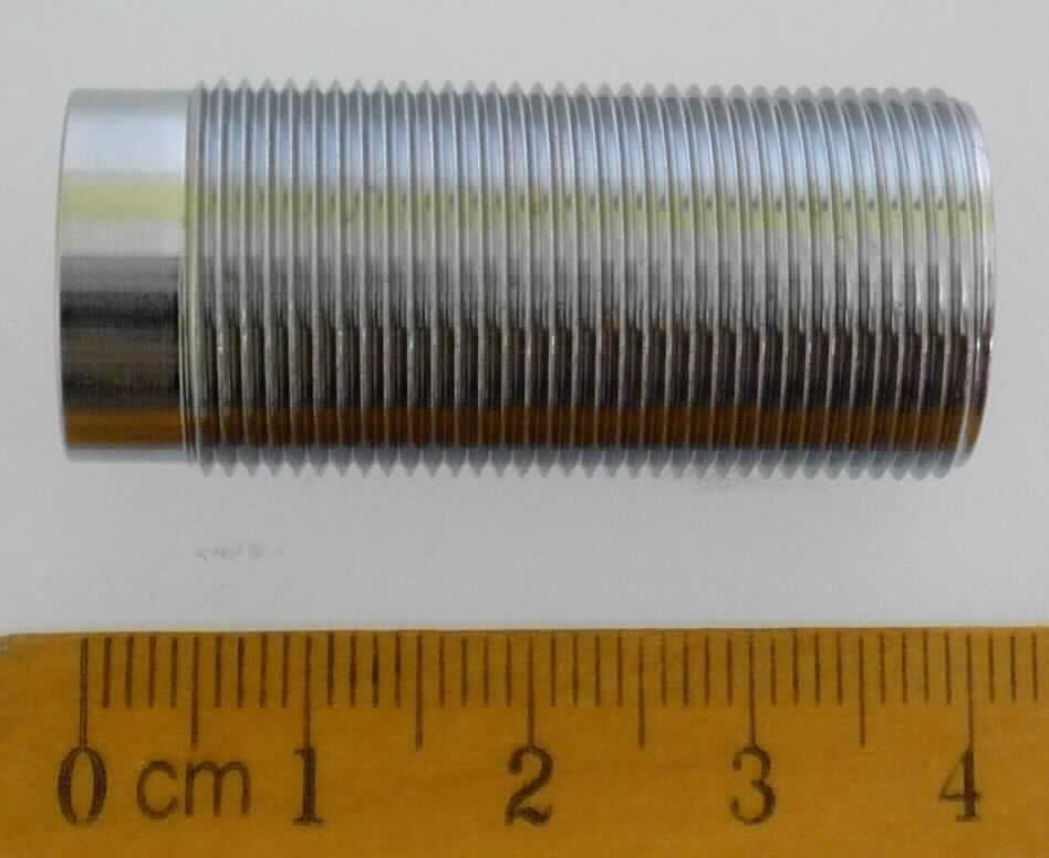 Rohr aus Messing

Bei der Ware handelt es sich um ein nahtloses, konzentrisches Hohlerzeugnis mit über die gesamte Länge von 40 mm gleichbleibendem kreisförmigem Querschnitt, einem Innendurchmesser von 15,5 mm und einem äußeren Durchmesser von 16,7 mm (Rohr). Das Rohr weist über eine Länge von ca. 34,5 mm ein M18 - Außengewinde auf. Nach den Angaben besteht das Rohr aus Messing mit einem Überzug aus Chrom.

Die Ware ist nach ihrer Beschaffenheit als gerades Rohr, aus einer Kupfer-Zink-Legierung (Messing), in die Unterposition 7411 2110 der Kombinierten Nomenklatur einzureihen.