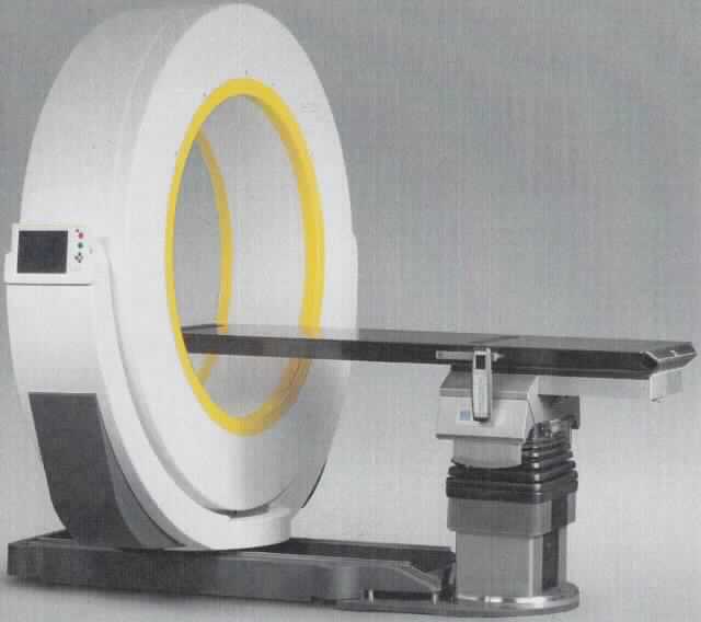 Sog. "AIRO Portable Intraoperative CT", mobiler Computertomograph, der sich im Wesentlichen aus drei Hauptkomponenten wie Scanner (Ring), Basis und Säule zu einem Apparat zusammensetzt.

Der Scanner (Ring - Ø innen, ca. 107 cm; Ring - Ø außen ca. 168 cm) stellt sich als kreisförmiges Gehäuse dar, welches auf einer Seite eine Röntgenröhre (max. Röhrenspannung 120 kV) mit einem dazugehörigen 32-zeiligen Detektor und auf der gegenüberliegenden Seite einen Bildempfänger beinhaltet. Diese Komponenten befinden sich im Ring auf einer rotierenden Mechanik, die den Patienten, der im Zentrum des Scannerrings auf einem Patiententisch positioniert wird, umkreist. Durch die Rotation der im Ring befindlichen Röntgenröhre und des Detektorsystems, auf Schienen entlang des Patienten, werden die Bilddaten von einem Körperabschnitt des Patienten gesammelt. Im Ring ist ein Hochleistungscomputer integriert, der über ein Touch-Panel bedient wird und der die einzelnen Schnittbilder vom Bildempfänger aufnimmt, mathematisch zusammensetzt und auf einen Speichercomputer außerhalb des Ringes, im 3D-Format visualisiert, ablegt. 

Die Basis mit integriertem Schienensystem dient dazu, den Apparat zu stabilisieren bzw. durch feststellbare Rollen zu (im)mobilisieren (Maße im mobilen Modus: ca. 0,6 x 2,3 x 1,97 m). 

Auf dieser Basis befindet sich eine sog. Säule, in welcher der Patiententisch für die Untersuchung des Patienten integriert wird. Höhe und Position des Patiententisches können durch die Beweglichkeit der Säule individuell angepasst werden.

Äußere Form: siehe Abbildung in der Anlage

Die Ware wird als "Röntgengerät in Form eines Apparates für die Computertomographie" eingereiht.