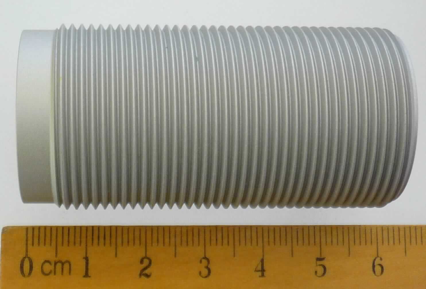Rohr aus Messing

Bei der Ware handelt es sich um ein nahtloses, konzentrisches Hohlerzeugnis mit über die gesamte Länge von 60 mm gleichbleibendem kreisförmigem Querschnitt, einem Innendurchmesser von 26,5 mm und einem äußeren Durchmesser von 27,8 mm (Rohr). Das Rohr weist über eine Länge von ca. 55 mm ein M30 - Außengewinde auf. Nach den Angaben besteht das Rohr aus Messing mit einem Überzug aus Teflon.

Die Ware ist nach ihrer Beschaffenheit als gerades Rohr, aus einer Kupfer-Zink-Legierung (Messing), in die Unterposition 7411 2110 der Kombinierten Nomenklatur einzureihen.