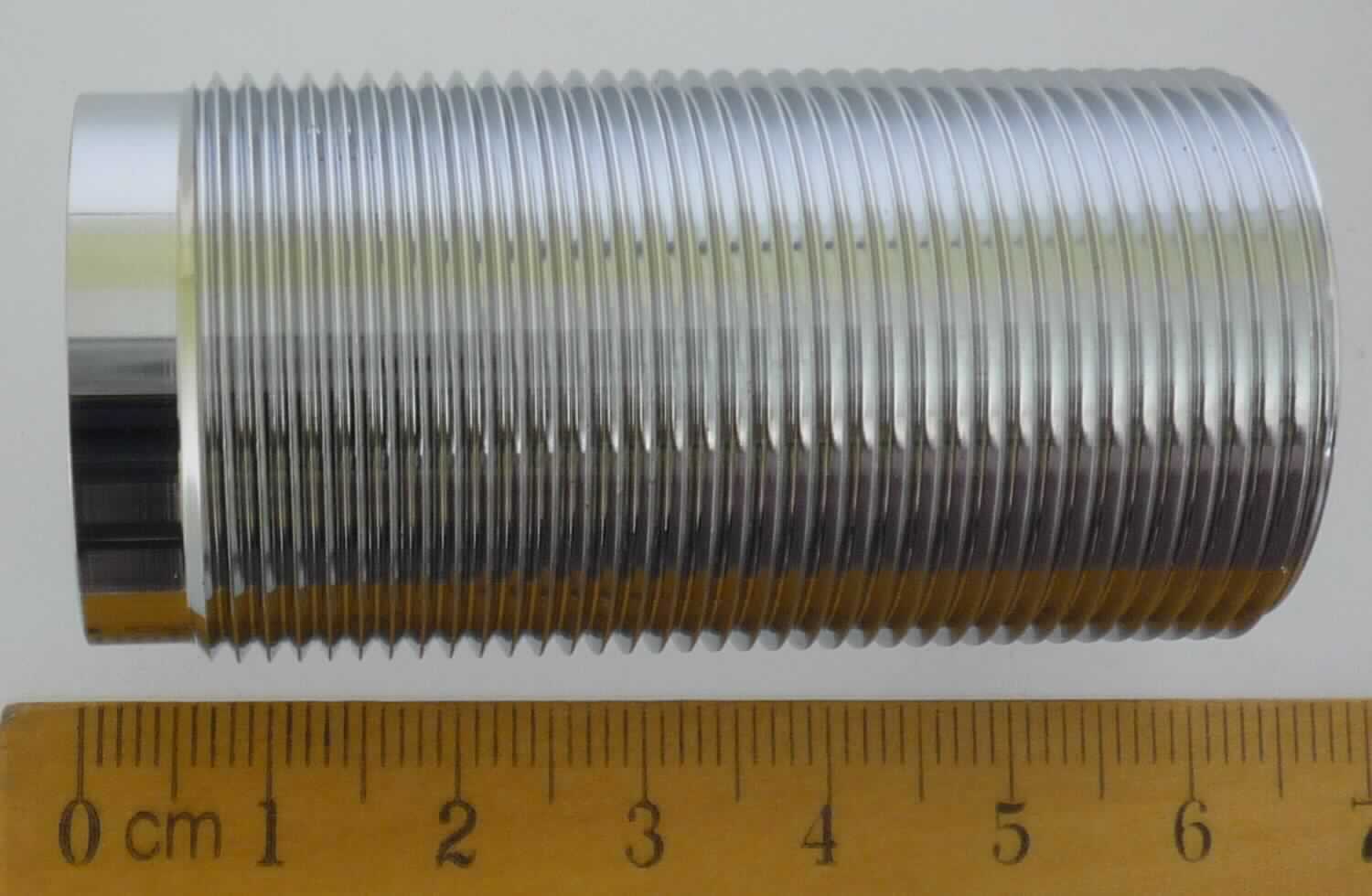 Rohr aus Messing

Bei der Ware handelt es sich um ein nahtloses, konzentrisches Hohlerzeugnis mit über die gesamte Länge von 60 mm gleichbleibendem kreisförmigem Querschnitt, einem Innendurchmesser von 26,5 mm und einem äußeren Durchmesser von 27,8 mm (Rohr). Das Rohr weist über eine Länge von ca. 54,7 mm ein M30 - Außengewinde auf. Nach den Angaben besteht das Rohr aus Messing mit einem Überzug aus Chrom.

Die Ware ist nach ihrer Beschaffenheit als gerades Rohr, aus einer Kupfer-Zink-Legierung (Messing), in die Unterposition 7411 2110 der Kombinierten Nomenklatur einzureihen.