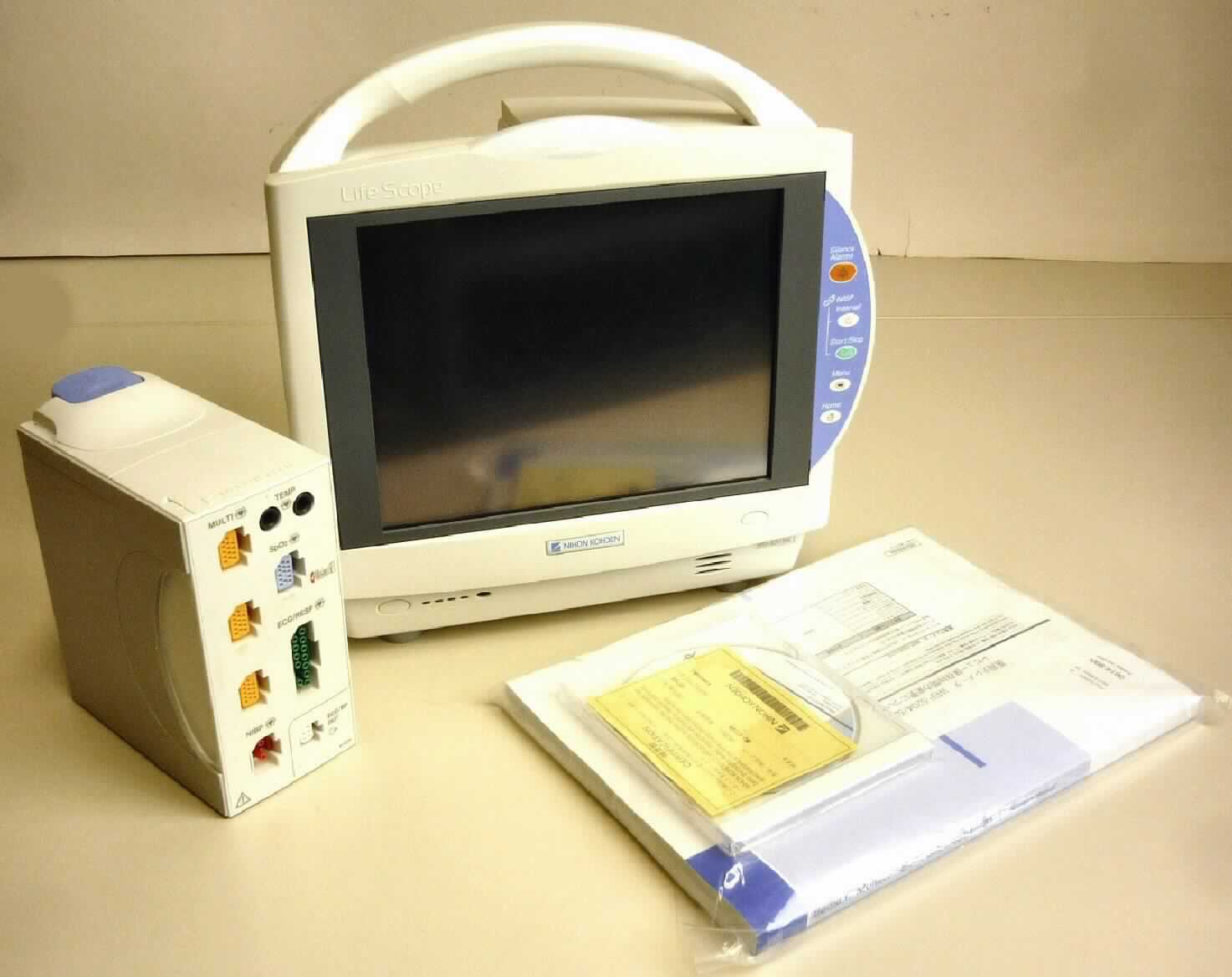 Patientenüberwachungsmonitor, sog. Main Unit BSM, in Form einer noch nicht zusammengesetzten Ware, im Wesentlichen bestehend aus
1. einem Eingabegerät, sog TR Eingangsbox AY-663P (Input Box NK SpO2), mit einem Multikonnektor-Modul (3 Anschlüsse) sowie weiteren Anschlussmöglichkeiten für die verschiedenen Messwertaufnehmer, zur Aufnahme und Speicherung folgender Parameter: Elektrokardiogramm (EKG), Sauerstoffsättigung im Blut (SpO2), invasiver und nicht invasiver Blutdruck (IBP/NIBP), Temperatur, Kohlendioxid (CO2), Schlaftiefe bei der OP (BIS), Nervenleitgeschwindigkeit bei der OP (TOF),, Herz Zeit Volumen (HZV), Respiration der Atmung (Resp), Sauerstoff (O2), HZV-Messung (CCO) und Analyse der Größe verschiedener Gase (GAS),
2. einem Anzeigegerät (Patientenmonitor), sog. MU-631RK, zur Speicherung und Darstellung der durch die TR-Eingangsbox gemessenen Parameter, mit integriertem Alarmsystem, in Form eines speziell zur Aufnahme der Eingangsbox geformten Kunststoffgehäuses mit vier Standfüßen und einem 10,4 Zoll Touchscreen Farbbildschirm, oberhalb mit einem Tragegriff, auf der Vorderseite mit einem Ein-/Ausschalter, einer Anzeige des Batteriestatus und verschiedenen Bedientasten, seitlich u. a. mit einem SD-Karten Slot, rückseitig mit verschiedenen Anschlussmöglichkeiten (u. a. Stromanschluss) versehen.
Äußere Form. siehe Abbildung in der Anlage.
Die Eingangsbox wird in den Monitor eingeschoben. Die Eingangsbox nimmt die von am Patienten angebrachten Sendern mit Messwertaufnehmern (z. B. Manschetten, Sensoren, Elektroden - nicht Gegenstand dieser Auskunft) Daten z. B. über Blutdruck, Puls und Sauerstoffsättigung des Blutes auf und macht die Werte auf einem Display visuell sichtbar und speichert die Daten. 
Beide Waren sind in Pappkartons verpackt, dem Monitor liegt eine Bedienungsanleitung bei.  

Die Ware wird als "Elektrodiagnosegerät (Patientenüberwachungsgerät) zur gleichzeitigen Überwachung von zwei oder mehr Parametern" eingereiht.