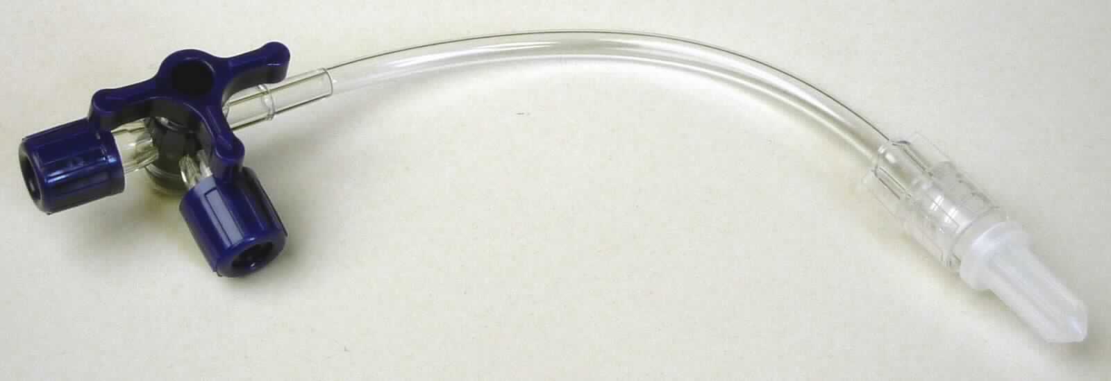 Bei dem sog. Dreiwegehahn aus Kunststoff handelt es sich um eine zusammengesetzte Ware, im Wesentlichen bestehend aus einem im Hinblick auf die Verwendung charakterbestimmenden Dreiwegehahn mit zwei Luer-Lock-Anschlüssen, einem drehbaren Betätigungshebel, innenliegendem zylinderförmigen Absperrkörper mit Durchlassöffnungen und Schutzkappen sowie einer Schlauchleitung (Länge 10 cm, Durchmesser 3,0 x 4,1 mm) mit Luer-Lock-Anschlussstück, zum Steuern und Regulieren des Durchflusses von Flüssigkeiten durch Schlauchleitungen im medizinischen Bereich. 

Das Erzeugnis ist in einer Sterilgutverpackung aufgemacht.

Die Ware ist als "Armatur für Schlauchleitungen, andere Armatur als vorher genannt, andere als von den Unterpositionen (KN) 8481 8011 bis 8481 8071 erfasst, Zylinderhahn, nicht für bestimmte Luftfahrzeuge" einzureihen.