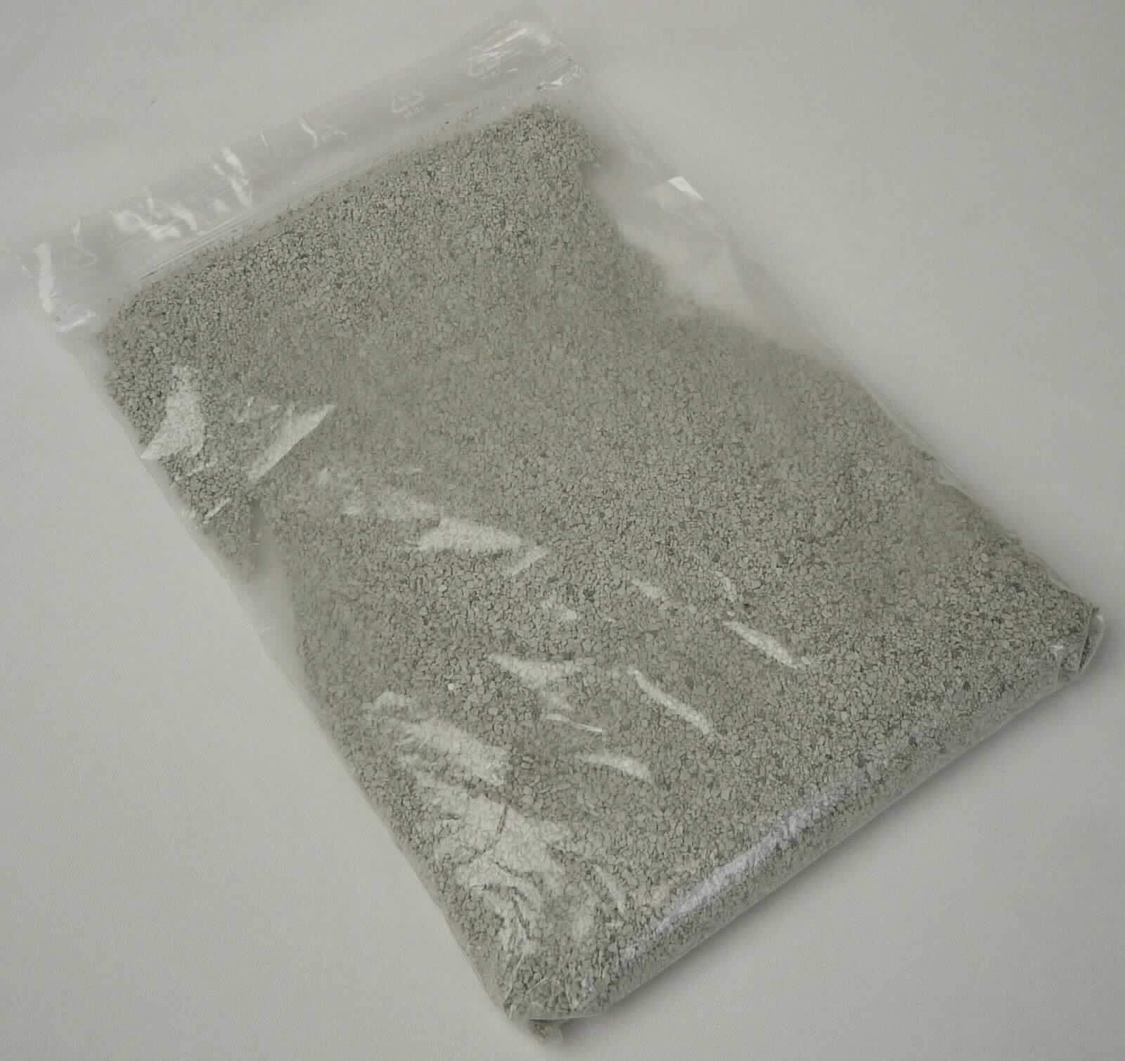 Angaben:
Klumpenbildende Katzenstreu "Odour Lock" (TM), bestehend aus natürlicher, nicht aktivierter Sodium-Bentonit-Tonerde und einem Zusatzstoff, der den Harnstoff der Katze abschirmt und damit Geruchsbildung verhindert.

Befund:
Chemische Erzeugnisse und Zubereitungen der chemischen Industrie oder verwandter Industrien (einschließlich Mischungen von Naturprodukten), anderweit weder genannt noch inbegriffen, andere.