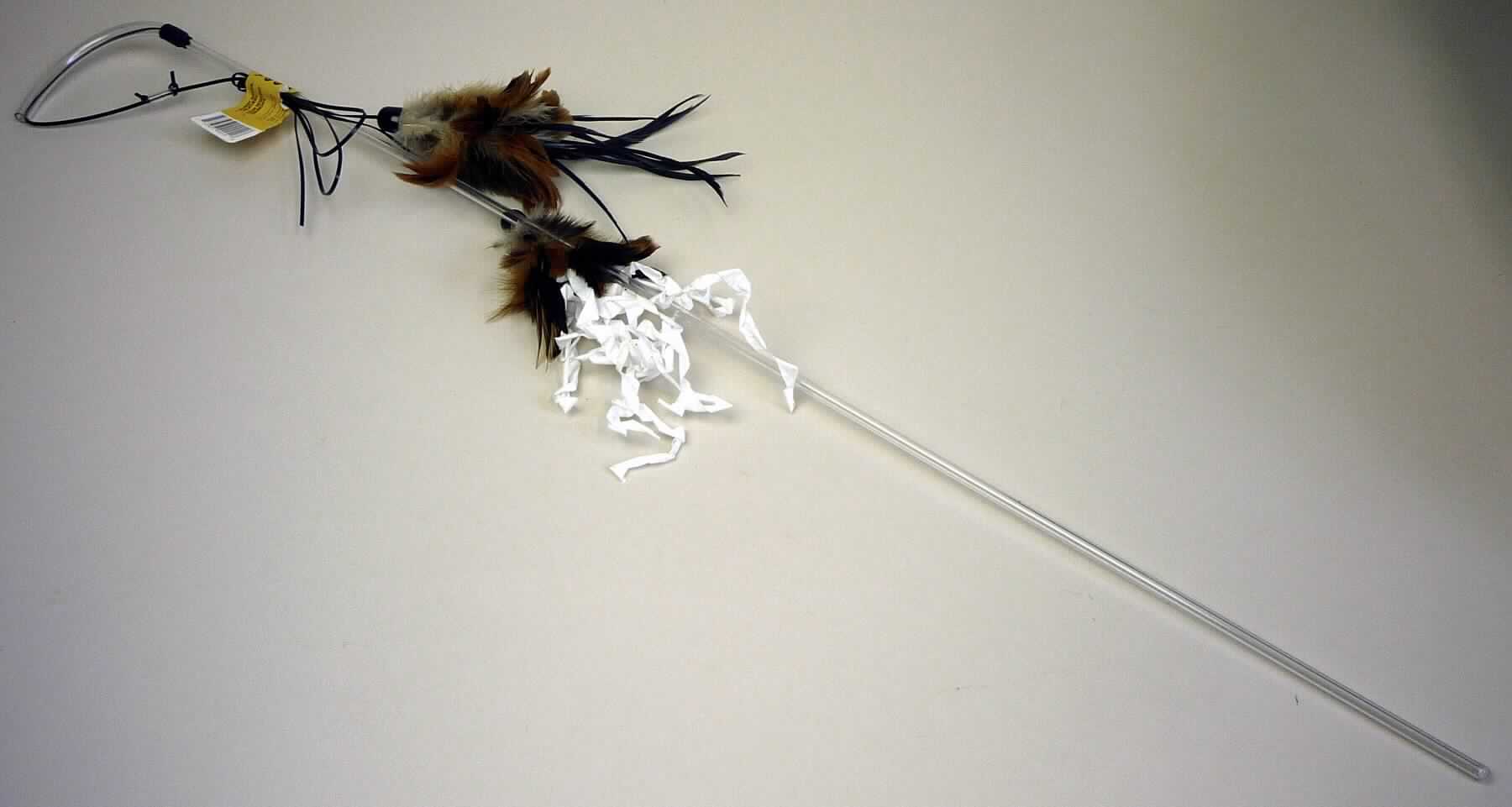 Ware aus Federn und Daunen, sog. Katzenspielangel "Crunchy Feather Cat Toy", Fotos siehe Anlage,
- in Form einer aus verschiedenen Stoffen zusammengesetzten Ware, bestehend aus: 
- einem 93 cm langen, innen hohlen Stab aus klarsichtigem Kunststoff, 
- - am oberen Ende in Form eines gebogenen, klarsichtigen Schrumpfschlauchs,
- einer im Stab befestigten, schmalen, ca. 23 cm langen "Schnur" aus Kunststoff,
- einem, an einer weiteren "Schnur" befestigten "Wedel" aus Federn, Daunen und weißen, gekräuselten
  Streifen aus Kunststoff,
- die zwei "Schnüre" sind mittels eines kleinen Kunstoffröhrchens und einer Verdickung der Enden durch
  Knoten an den Enden abtrennbar miteinander verbunden, 
- mit einem zusätzlichen "Wedel" aus Federn und Daunen zum Austauschen ausgestattet,
- die Federn und Daunen sind in Bezug auf die Verwendung als Katzenspielzeug charakterbestimmend,
- keine Einreihung als Spielzeug der Position 9503, da aufgrund der Aufmachung, der Form und des
  verwendeten Materials erkennbar ausschließlich für Tiere bestimmt.

"Ware aus Federn und Daunen"