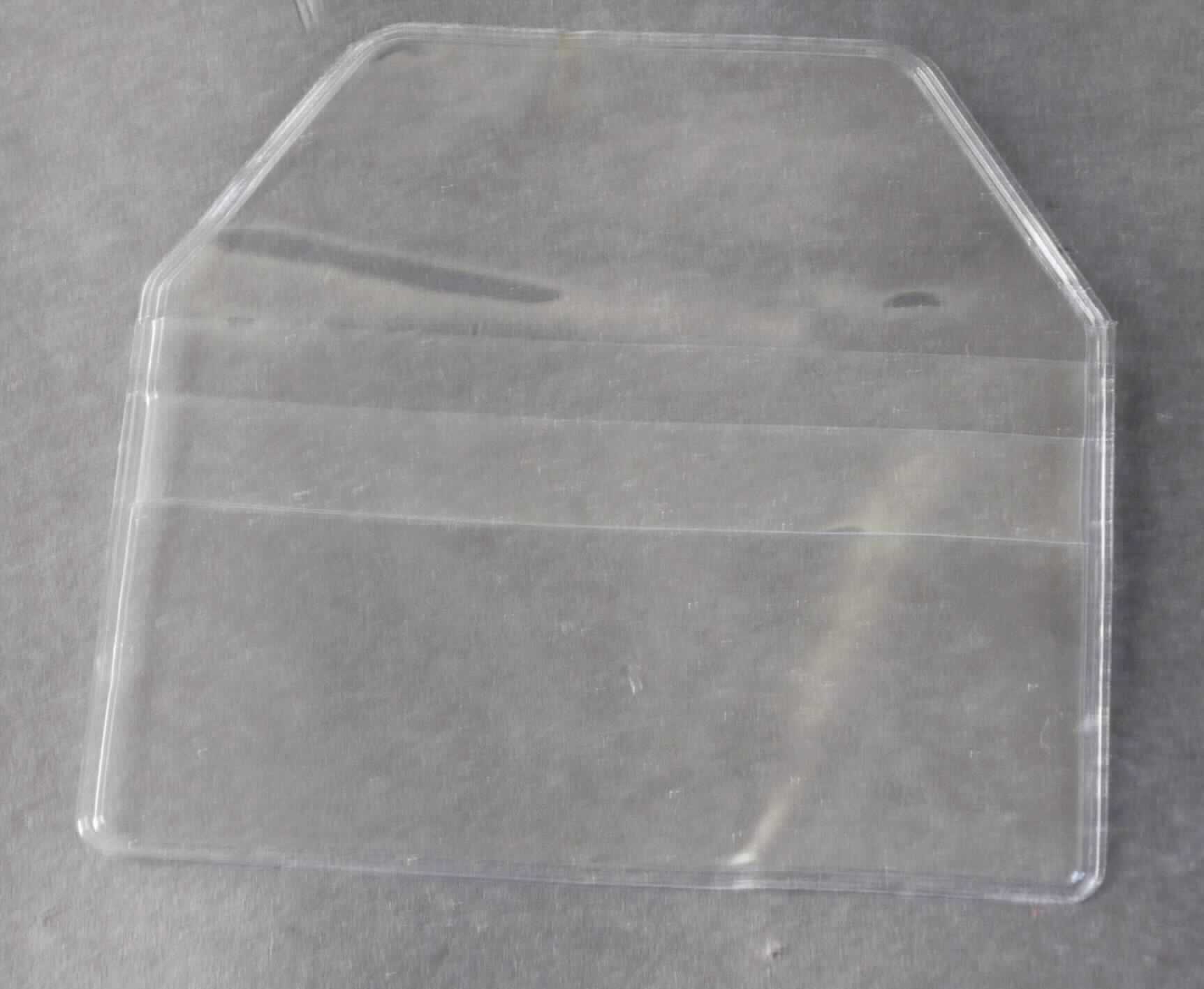 Bei dem durch Beschreibung und ein Warenmuster veranschaulichten und als "PET Geschenkbox für Glasreinigungstücher" bezeichneten Erzeugnis handelt es sich um einen Beutel aus miteinander verschweißten, klarsichtigen Folien aus -lt. Angaben des Antragstellers- Polyethylenterephthalat (PET), einem Kunststoff im Sinne der Anmerkung 1 zu Kapitel 39.

Das Erzeugnis (Abmessungen etwa 10 cm x 6 cm) ist mit abgerundeten Ecken ausgestattet, verfügt auf der offenen Oberseite über eine Überschlagklappe und ist auf der gegenüberliegender Vorderseite mit einem angeschweißten Folienstreifen zum Einschub der Überschlagklappe versehen.

Die Ware dient zu Transport- oder Verpackungszwecken von Glasreinigungstüchern (nicht Gegenstand der vZTA) und ist für eine längere Verwendung nicht vorgesehen.

Derartige Erzeugnisse werden zolltariflich als "Transport- oder Verpackungsmittel aus Kunststoffen, Säcke und Beutel (einschließlich Tüten) aus anderen Kunststoffen als in den Codenummern 3923 2100 00 0 bis 3923 2910 00 0 genannt" eingereiht.