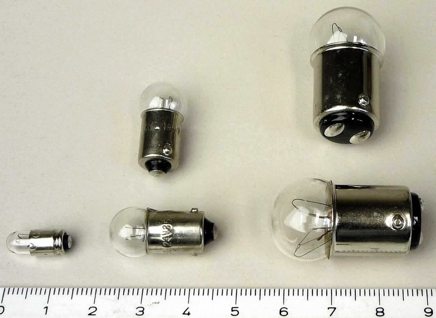 Kleinst-Glühlämpchen, Artikel 1450, 1252, 336
- aus einem Glühdraht in einem klarsichtigen Glaskolben (Durchmesser ca. 12, 19 oder 6 mm) 
  mit Sockel (Bajonettsockel oder S5,7s),
- für eine Spannung von 24, 28 oder 14 Volt und eine Leistung von 0,8, 6,4 oder 1,1 Watt,
- zur Verwendung als Leuchtmittel in unterschiedlichen Bereichen (z. B. als Signallämpchen).
(Abbildung s. Anlage)

"Elektrische Glühlampe, keine Wolfram-Halogen-Glühlampe, für eine Spannung von weniger als 100 Volt, nicht von der für Krafträder und andere Kraftfahrzeuge verwendeten Art, nicht für die Beleuchtung von Luftfahrzeugen; sog. Kleinst-Glühlämpchen"