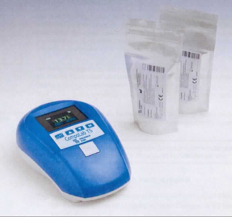Sog. CompLab TS System, elektronisches Gerät zur quantitativen Bestimmung des Gesamthämoglobins im menschlichen Blut, in einem einer Computermaus ähnlichen Gehäuse (14 cm B x 7 cm H x 21,5 cm L; 500 g) mit LC-Display und einer ausfahrbaren Schublade zum Einsetzen einer mit einer Blutprobe befüllten Küvette (nicht Gegenstand dieser Auskunft, siehe vZTA DE 10668/15-1), mit integriertem Lithium-Ionen-Akku. In der internen  Untersuchungskammer des Laborgeräts wird die Probe zur Bestimmung des Hämoglobingehalts in venösem, kapillarem oder arteriellen Blut fotometrisch analysiert (Wellenlängenbereich von 450-750 nm).
Zur äußeren Form siehe Abbildung in Anlage.
Eine Einreihung als medizinisches Gerät in die Position 9018 kommt nicht in Betracht, da das Gerät nicht zur unmittelbaren Behandlung oder Diagnostik am Patienten, sondern zur laborchemischen Untersuchung des Blutes verwendet wird.

Die Ware wird als "Gerät für physikalische oder chemische Untersuchungen, nicht von den Unterpositionen (HS) 9027 10 bis 9027 30 erfasst, optische Strahlen verwendend" eingereiht.