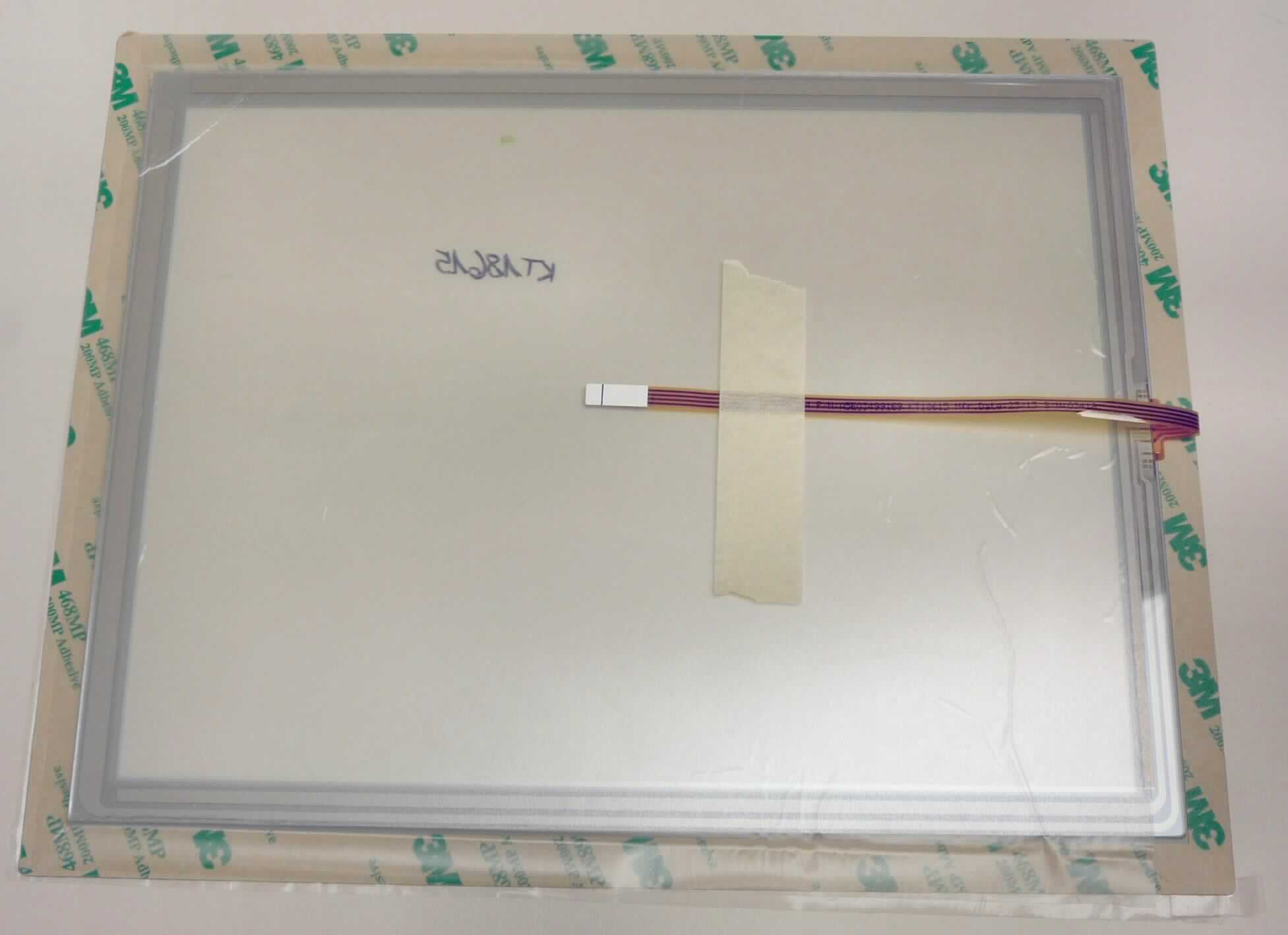 Berührungsempfindlicher Bildschirm, 
- 12 Zoll analog resistives Touch-Panel aus einem Glasträger mit transparent leitfähiger Beschichtung, 
  mit darüberliegender leitfähiger  Kunststofffolie, durch Abstandspunkte getrennt und mit einem 
  4-adrigen Folienleiteranschlusskabel ausgestattet,  
- für eine Spannung von weniger als 1.000 V;
- Abmessungen: ca. 180 x 234 x 1,1 mm (LxBxT),
- zum Schließen von elektrischen Stromkreisen durch Kontaktieren der beiden leitfähigen Schichten nach 
  Druck auf die Kunststofffolie.

Die Ware ist als "Tafel, mit mehreren Geräten der Pos. 8536 ausgestattet, zum elektrischen Schalten, für eine Spannung von 1000 V oder weniger, nicht von Unterpos. 8537 1010 bis 8537 1091 erfasst, berührungsempfindliche Dateneingabegeräte (sogenannte Touchscreens) ohne Display-Funktionen zum Einbau in Apparate mit Display, deren Funktion auf der Erkennung einer Berührung und der Stelle dieser Berührung auf der Display-Fläche beruht" einzureihen.