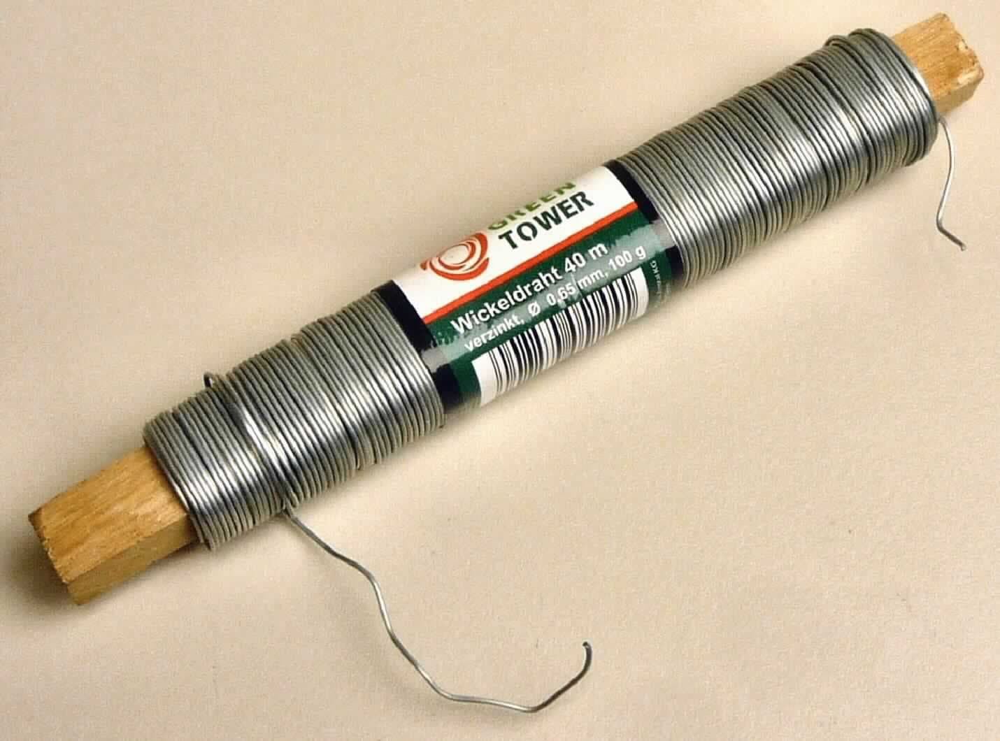 Draht aus Stahl, verzinkt

Bei der als "Blumenbindedraht" bezeichneten Ware handelt es sich um einen Draht aus Metall augferollt auf einer Holzspule. Der Draht hat einen über die gesamte Länge von ca. 40 m gleichbleibenden kreisrunden Durchmesser von ca. 0,65 mm. Nach den Angaben besteht der Draht aus eine nicht legierten Stahl mit der Werkstoffbezeichnung Q195, wobei der Kohlenstoffgehalt weniger als 0,25 GHT beträgt. Oberflächlich ist der Draht verzinkt.

Die Ware ist nach ihrer Beschaffenheit als verzinkter Draht aus nicht legiertem Stahl, mit einem Kohlenstoffgehalt von weniger als 0,25 GHT und einer größten Querschnittsabmessung von weniger als 0,8 mm in den TARIC-Code 7217 2010 00 einzureihen.