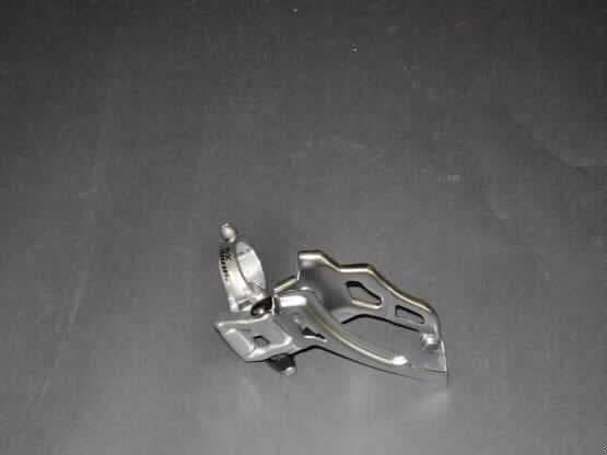 Teil für ein Fahrrad (Umwerfer), sog. Umwerfer für Kettenschaltung (SRAM X-9), Foto siehe Anlage,
- vordere Schaltvorrichtung (Kettenwechsler) einer Kettenschaltung für Fahrräder,
- dient dazu, die Kette zwischen den verschiedenen Zahnkränzen auf das jeweils richtige Zahnrad zu schalten,
- für eine sog. Kettenstrebenwinkel von 66° bis 69°,
- aus unedlem Metall gefertigt,
- wird mittels einer Schelle und einer Schraube am Rahmen (Sitzrohr) eines Fahrrads montiert,
- erkennbares Teil zur ausschließlichen Verwendung an Fahrrädern.

"Teil für Fahrrad (Umwerfer), Kettenschaltung, mit Ursprung China oder aus China versandt, in Mengen unter 300 Stück pro Monat oder zur Lieferung an eine Partei in Mengen unter 300 Stück pro Monat bestimmt, oder zur Lieferung an einen anderen Inhaber einer Bewilligung "Besondere Verwendung" oder an befreite Parteien bestimmt"