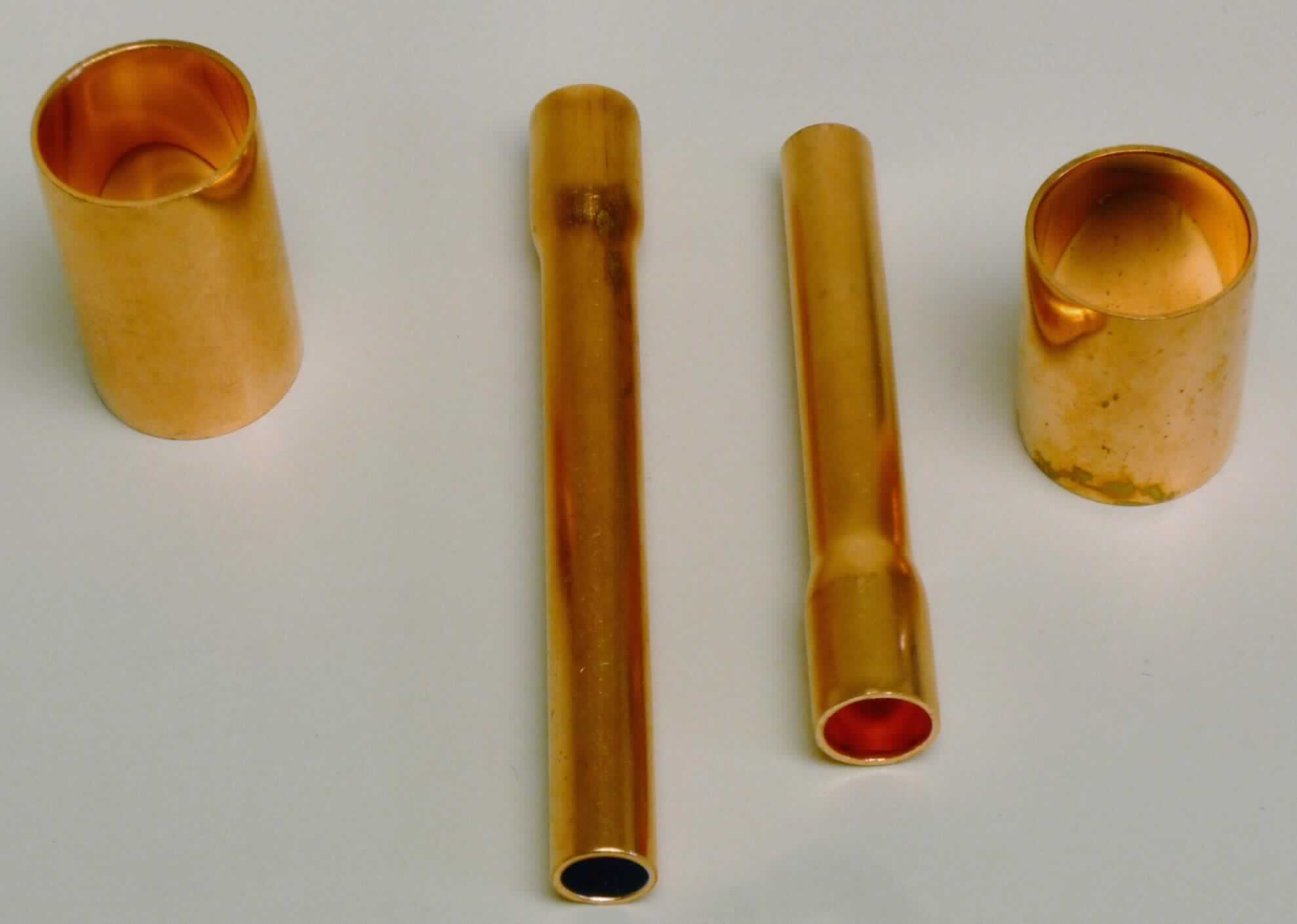 Rohrverbindungsstück aus Kupfer

Bei der Ware handelt es sich ein um konzentrisches Hohlerzeugnis in Form eines Rohres aus raffiniertem Kupfer mit einem Durchmesser von ca. 17,70 mm und einer Länge von ca. 29 mm oder ca. 23 mm. Die Ware wird zum Verbinden von Kupferleitungen in Klimaanlagen verwendet. 

Die Ware ist aufgrund ihrer Abmessungen und ihrer Beschaffenheit als Rohrverbindungsstücke aus raffiniertem Kupfer in den TARIC-Code 7412 1000 00 einzureihen.