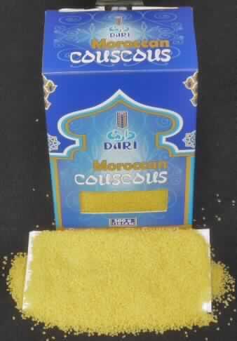 Couscous

Ein Warenmuster in Originalumschließung lag vor.

Bunt bedruckte Pappfaltschachtel mit Angaben in englischer Sprache zum Produkt (Couscous) den 
Zutaten (100% Hartweizengrieß) und zur Zubereitung. Darin gelber, 1 - 2 mm großer Getreidegrieß, 
Geschmack: nach Getreide, neutral; Packungsinhalt: 500 g (Herstellerangabe).
Lt. den Antragsangaben wird der Couscous während des Herstellungsprozesses gekocht und danach 
getrocknet.

Couscous, nicht zubereitet