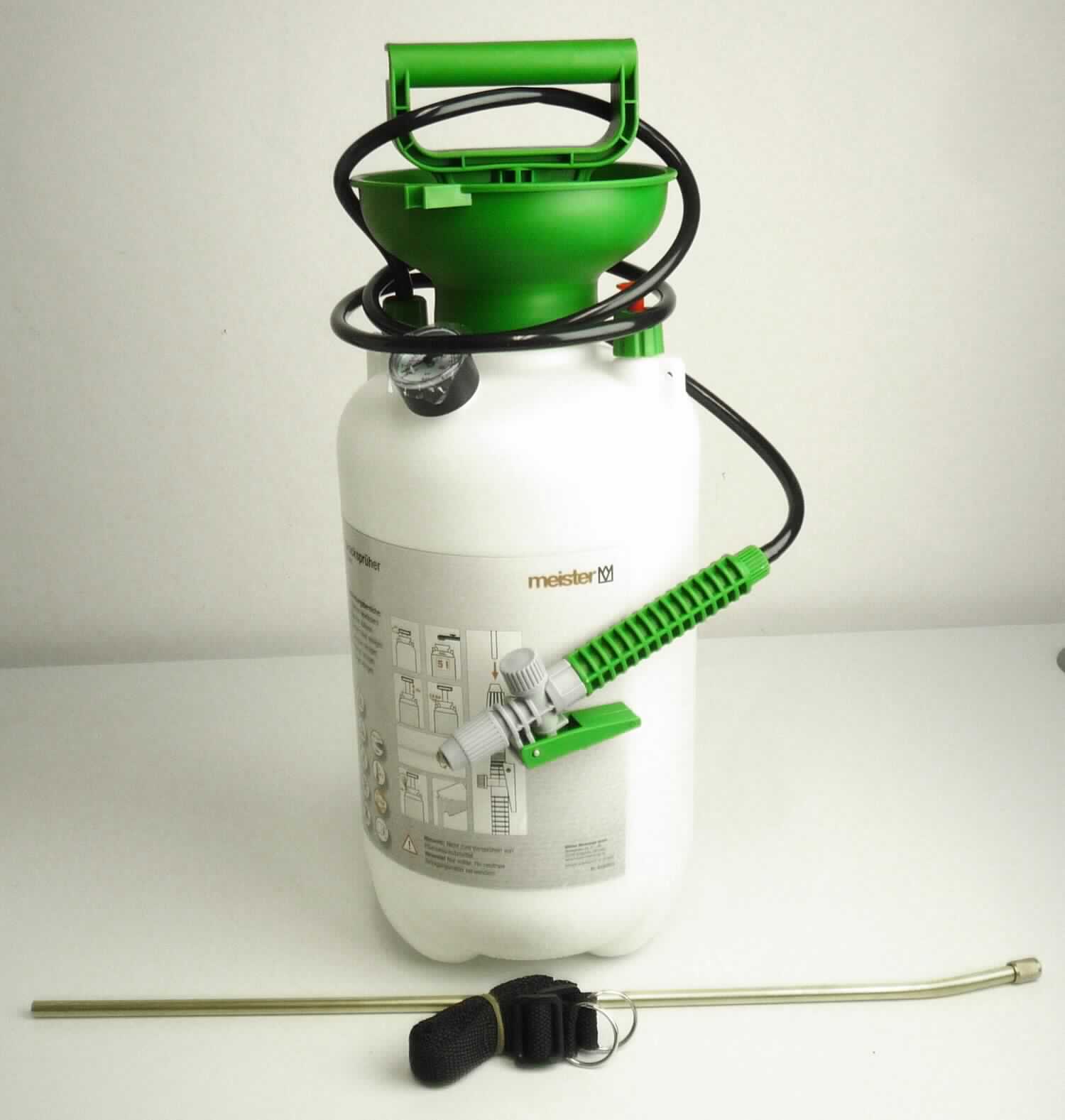 Drucksprühgerät,
- aus einem Flüssigkeitsbehälter aus Kunststoff (Fassungsvermögen: 5 l) mit handbetätigter 
  Kolbenmechanik, Manometer, Sicherheitsventil, flexiblem Schlauch mit Lanze und Düse aus 
  Messing, Trageriemen und Handgriff (Abbildung siehe Anlage),
- zum Verspritzen von Flüssigkeiten im Garten.

"Mechanischer Apparat zum Verspritzen von Flüssigkeiten, für die Landwirtschaft oder den Gartenbau, tragbar - Drucksprühgerät"