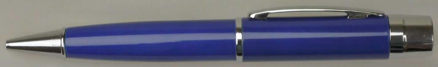 Bei dem sog. "USB Laser Bluewave" (Artikel-Nr.: 13760) handelt es sich um eine zusammengesetzte Ware bestehend aus einem Kugelschreiber und einem USB-Stick in Form einer mit elektronischen Flash-Speicherbausteinen und anderen integrierten Schaltungen sowie passiven diskreten Bauelementen bestückten Leiterplatte in einem blauen Gehäuse (Abmessungen LxBxH: 135 mm x 15 mm x 12 mm) aus Kunststoff und unedlem Metall und einem Gewicht von 44 g. Er verfügt über eine USB 2.0 Anschlussvorrichtung, welche sich am oberen Ende des Kugelschreibes befindet und durch eine abnehmbare Kappe verdeckt wird und kann mit den Speicherkapazitäten von mind. 128 MB bis max. 128 GB geliefert werden. Es sind keine Aufzeichnungen vorhanden; nach seinem Anschluss an eine USB-Schnittstelle bestimmter Geräte ist er als nicht flüchtiger Datenfestspeicher zur Datenaufzeichnung und -wiedergabe geeignet.

Der USB-Stick verleiht der Ware ihren Charakter.

Das Erzeugnis wird als "Halbleiter-Aufzeichnungsträger mit nicht flüchtiger Halbleiterspeichervorrichtung, ohne Aufzeichnung" eingereiht.

Anlage: 1 Abbildung