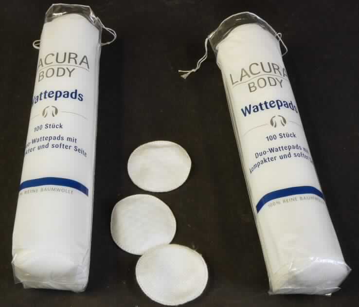 Ware aus Watte, sog. Abschmink-Wattepads, Foto siehe Anlage,
- zu je 100 Stück in einem bedruckten Polybeutel verpackt,
- rund: mit einem Durchmesser von etwa 5,4 cm, 
- laut Untersuchungsergebnis aus gebleichter, hydrophiler Baumwolle; beidseitig geprägt,
- nicht mit medikamentösen Stoffen getränkt oder überzogen,
- für kosmetische Zwecke (Abschminken), somit keine Watte der Position 3005.

"Ware aus Watte (Abschminkpad), aus hydrophiler Baumwolle"