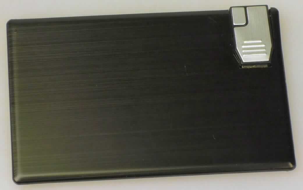 Die sog. "USB Scarlett Card" (Artikel-Nr.: 13750) besteht aus einer mit elektronischen Flash-Speicherbausteinen und anderen integrierten Schaltungen sowie passiven diskreten Bauelementen bestückten Leiterplatte in einem  Gehäuse in Scheckkartenformat (Abmessungen LxBxH: 85 mm x 54 mm x 3 mm) aus Kunststoff und einem Gewicht von 17 g. Er verfügt über eine USB 2.0 Anschlussvorrichtung und wird mit den Speicherkapazitäten von mind. 128 MB bis max. 128 GB geliefert. Es sind keine Aufzeichnungen vorhanden; nach seinem Anschluss an eine USB-Schnittstelle bestimmter Geräte ist er als nicht flüchtiger Datenfestspeicher zur Datenaufzeichnung und -wiedergabe geeignet.

Die Ware wird als "Halbleiter-Aufzeichnungsträger mit nicht flüchtiger Halbleiterspeichervorrichtung, ohne Aufzeichnung" eingereiht.

Anlage: 1 Abbildung