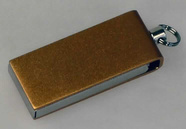 Der sog. "USB-Stick Tarty" (Artikel-Nr.: 13240) besteht aus einer mit elektronischen Flash-Speicherbausteinen und anderen integrierten Schaltungen sowie passiven diskreten Bauelementen bestückten Leiterplatte in einem speziell gestalteten Gehäuse aus unedlem Metall (Abmessungen LxBxH: 33 mm x 13 mm x 6 mm) und einem Gewicht von 5 g. Er verfügt über eine USB 2.0 Anschlussvorrichtung, welche mittels eines Schwenkarmes herausgedreht werden kann und wird mit den Speicherkapazitäten von mind. 128 MB bis max. 128 GB geliefert. Es sind keine Aufzeichnungen vorhanden; nach seinem Anschluss an eine USB Schnittstelle bestimmter Geräte ist er als nicht flüchtiger Datenfestspeicher zur Datenaufzeichnung und -wiedergabe geeignet.

Die Ware wird als "Halbleiter-Aufzeichnungsträger mit nicht flüchtiger Halbleiterspeichervorrichtung, ohne Aufzeichnung" eingereiht.

Anlage: 1 Abbildung