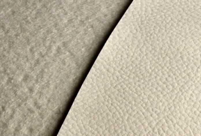 Angaben des Antragstellers:
Kunstleder aus PVC mit einer Rückseite aus Vliesstoffen als Bezugsstoff für Polstermöbel.

Untersuchungsergebnis an einem Warenmuster:
Abschnitt eines Flacherzeugnisses (Folie) aus weißem Nadelfilz aus synthetischen Chemiefasern, einseitig mit einer weißen, geprägten, Zellkunststofflage versehen (Dicke: ca. 1 mm).
Der Anteil an Kunststoff (Zellkunststofflage) beträgt ca. 70 GHT, der Anteil an Nadelfilz (Spinnstoffanteil) beträgt etwa 30 GHT.

Andere Tafeln, Platten, Folien, Filme, Bänder und Streifen, aus Kunststoffen: aus Zellkunststoff: aus Polymeren des Vinylchlorids: andere