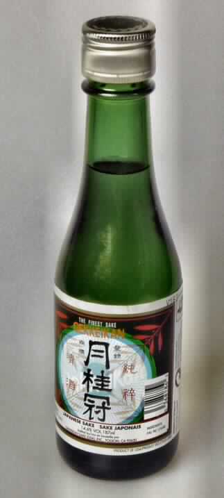 Reiswein.

Antragsangaben (als zutreffend unterstellt): Gekkeikan Japanese Sake; Alkoholgehalt: 14,6 %vol; Zutaten: Wasser, Reis, Hefe; Handelseinheit: 187 ml-Flasche.

Beschaffenheit der vorgelegten Warenprobe: farblose, klare Flüssigkeit, alkoholisch, mild nach Reiswein schmeckend, abgefüllt in einer etikettierten, grünen 187 ml-Glasflasche mit Schraubverschluss. Etikettaufdruck (auszugsweise): "Gekkeikan, the finest Sake".

Anderes gegorenes Getränk, nicht schäumend, in Behältnissen mit einem Inhalt von 2 l oder weniger, anderes als Apfel- oder Birnenwein.